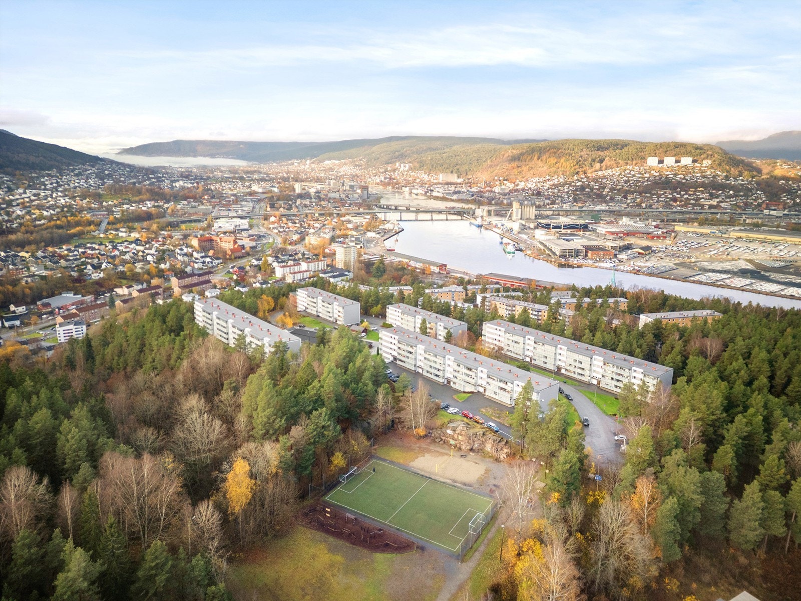 Borettslaget ligger i kort avstand til sentrum og rett ved Ulvekula idrettsplass med sandvolleyballbane, fotballbane, hinderløype og lekeplass. Galleribilde