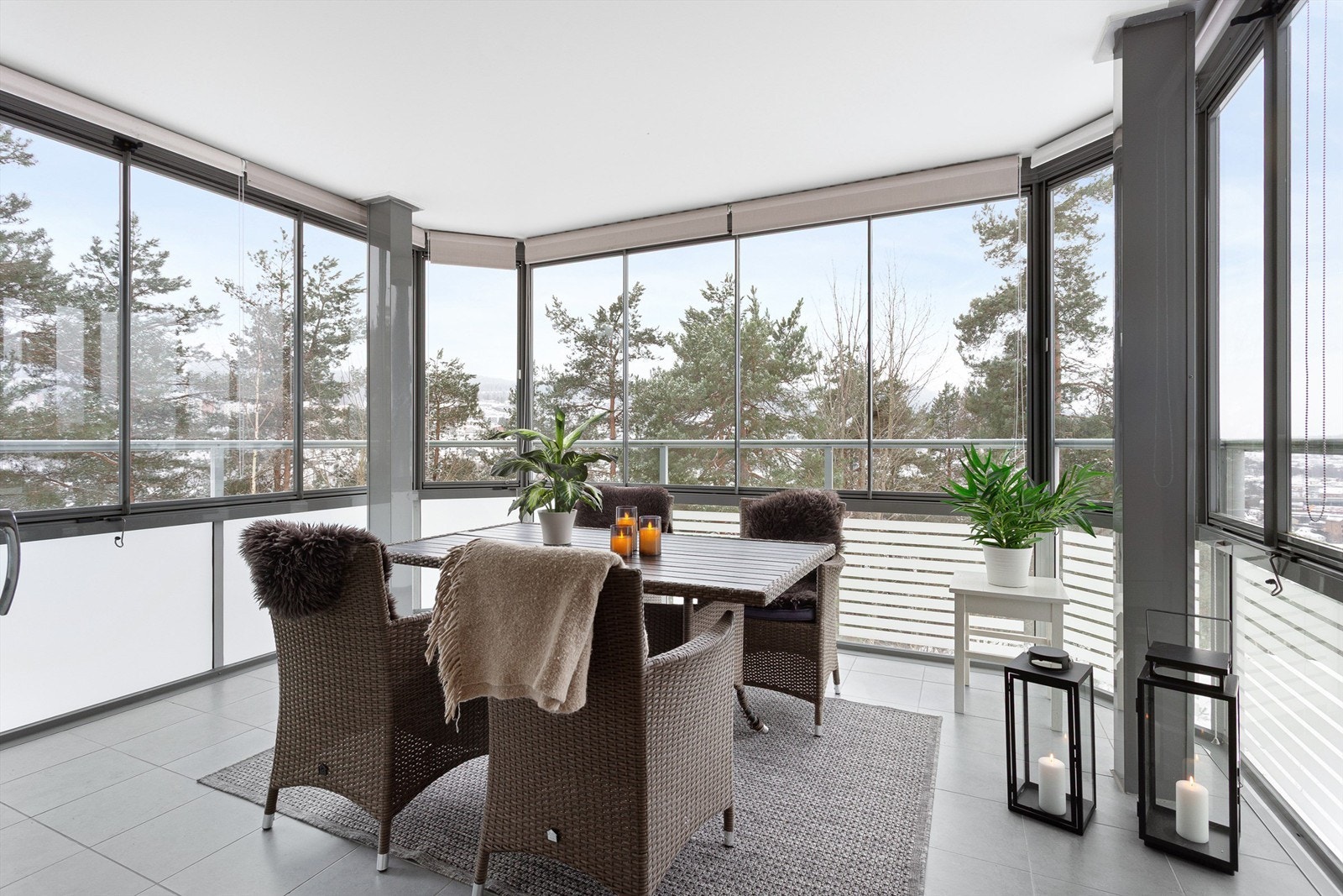 Innglasset balkong med god plass til utemøbler Galleribilde