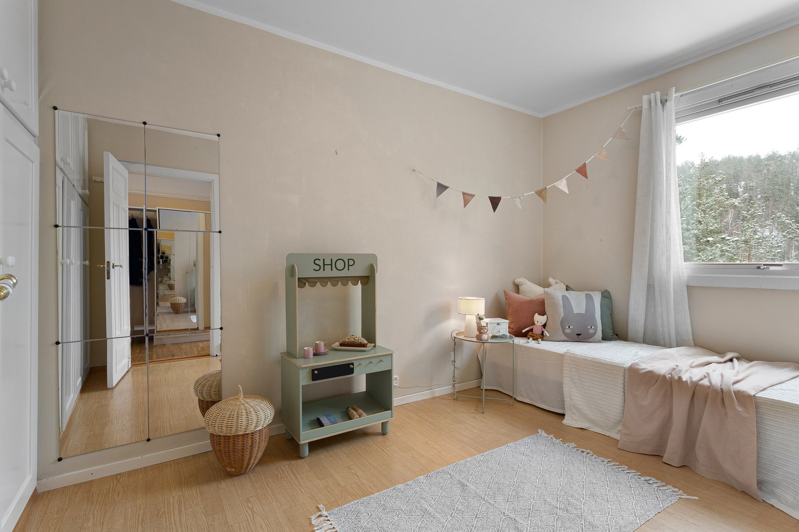 Soverom 2 med garderobeskap Galleribilde