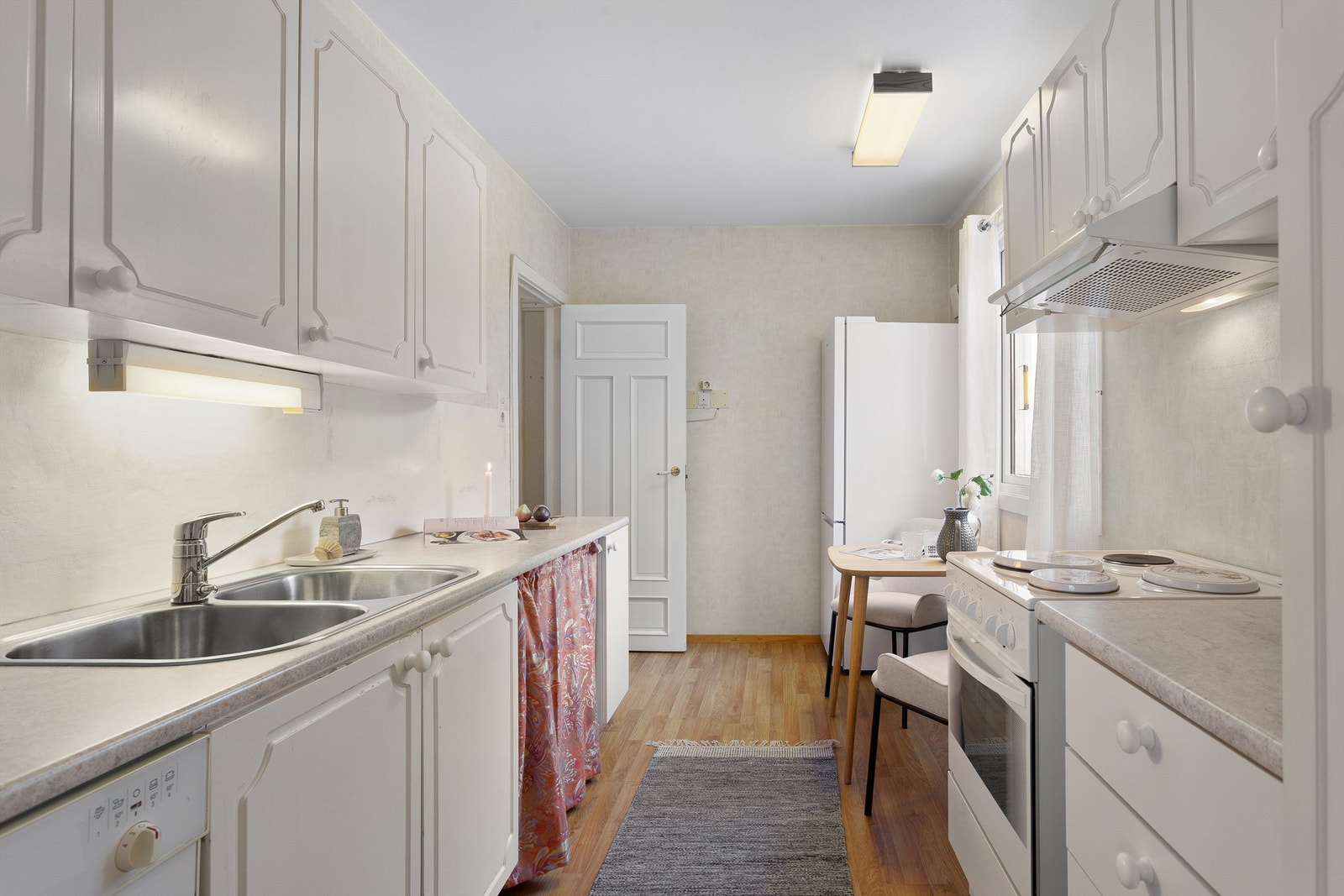 Nisje for oppvaskmaskin. Plass for frittstående kjøleskap og komfyr. Galleribilde