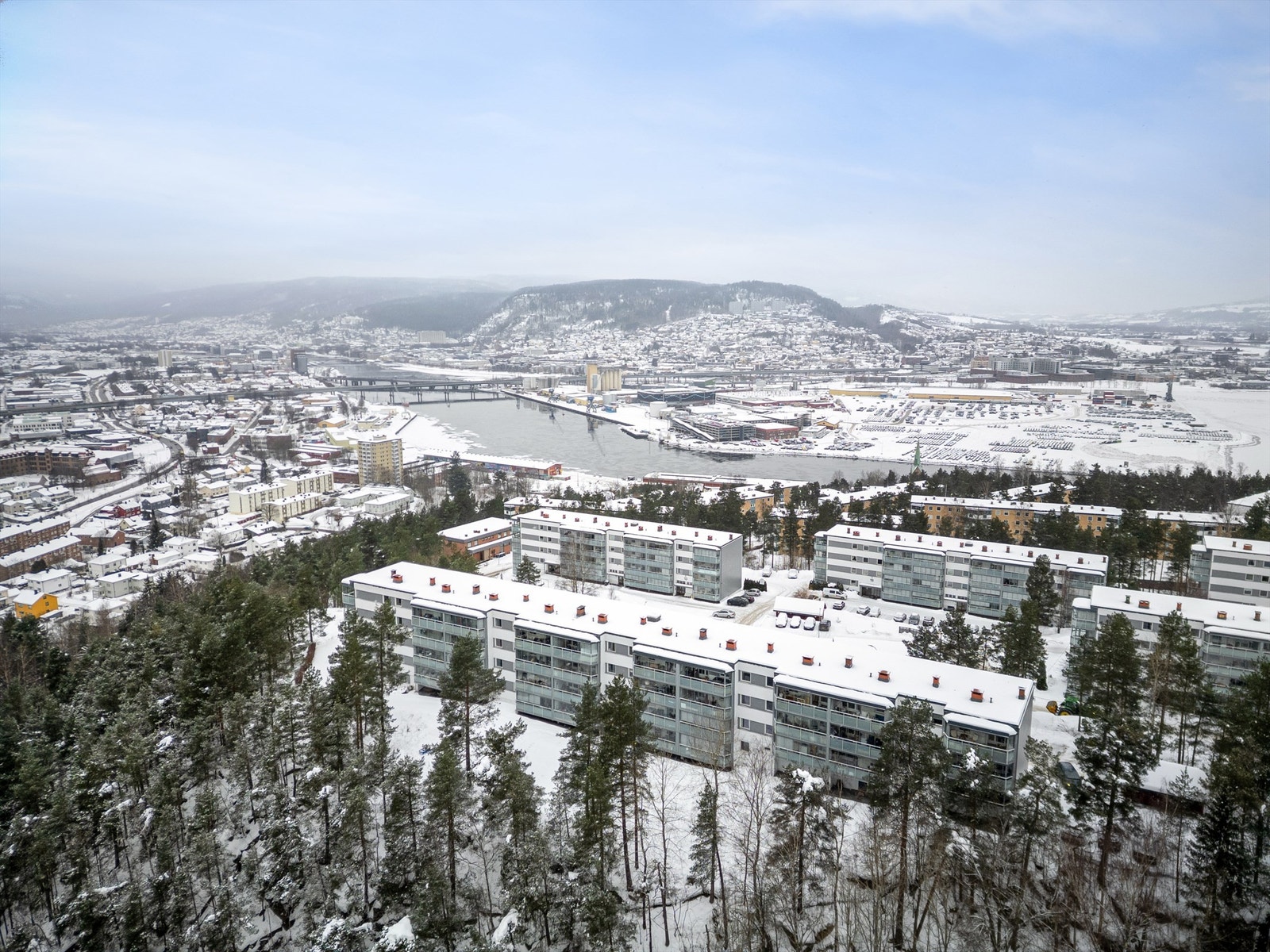 Leiligheten har utvendig parkering. Stort parkeringsområde ved boligblokken for beboere. Parkeringsplassene er ikke oppmerket og det er ingen faste plasser. Galleribilde