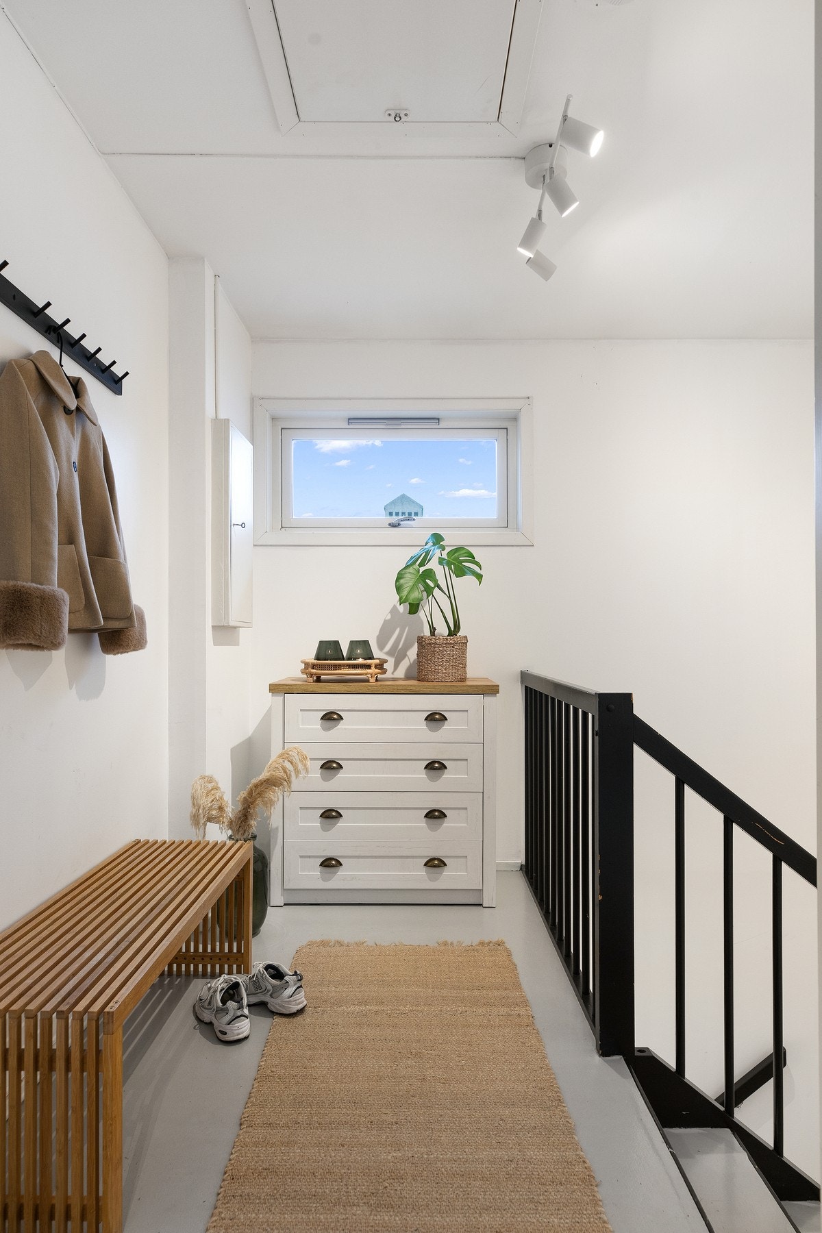 Det er godt med plass til uteklær og sko på utsiden av leiligheten. Galleribilde