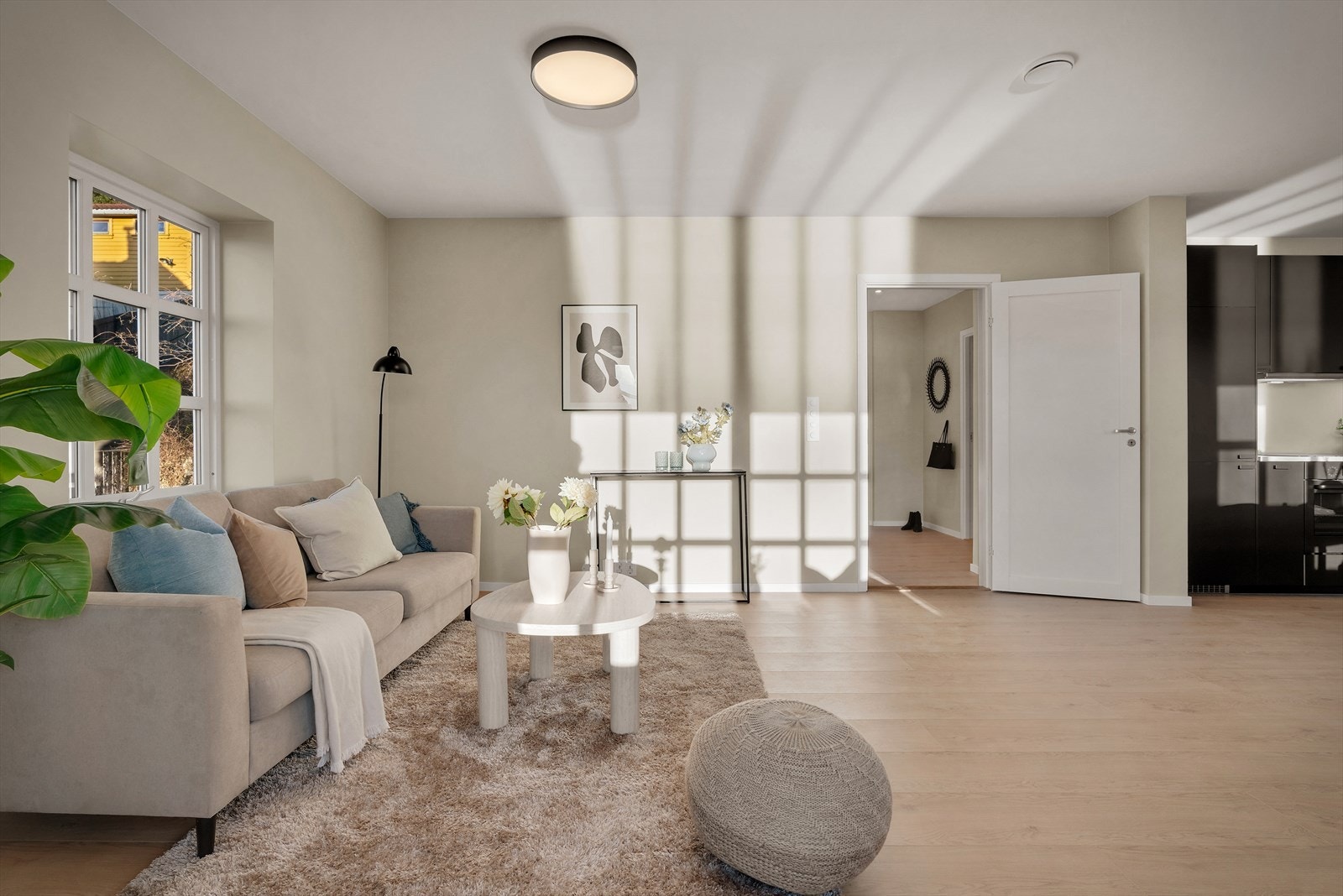 De store vinduene slipper enkelt inn lyset som skaper en magisk atmosfære. Galleribilde