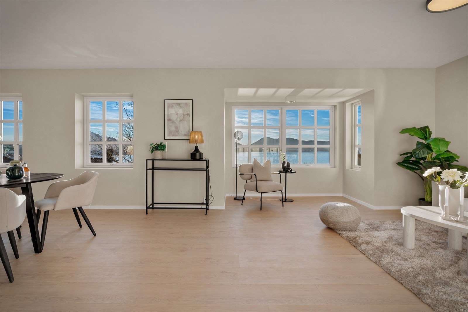 I hovedetasjen blir du møtt av en romslig gang, med god plass til å henge fra seg både jakker og sko. Fra gangen vandrer du videre inn til boligens åpne stue- og kjøkkenløsning. Galleribilde