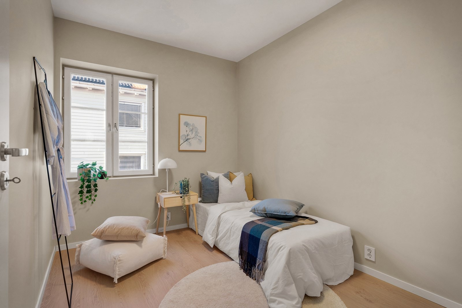 Etasjens andre soverom er også av god størrelse, og kan alternativt møbleres til enten barnerom eller hjemmekontor. Galleribilde