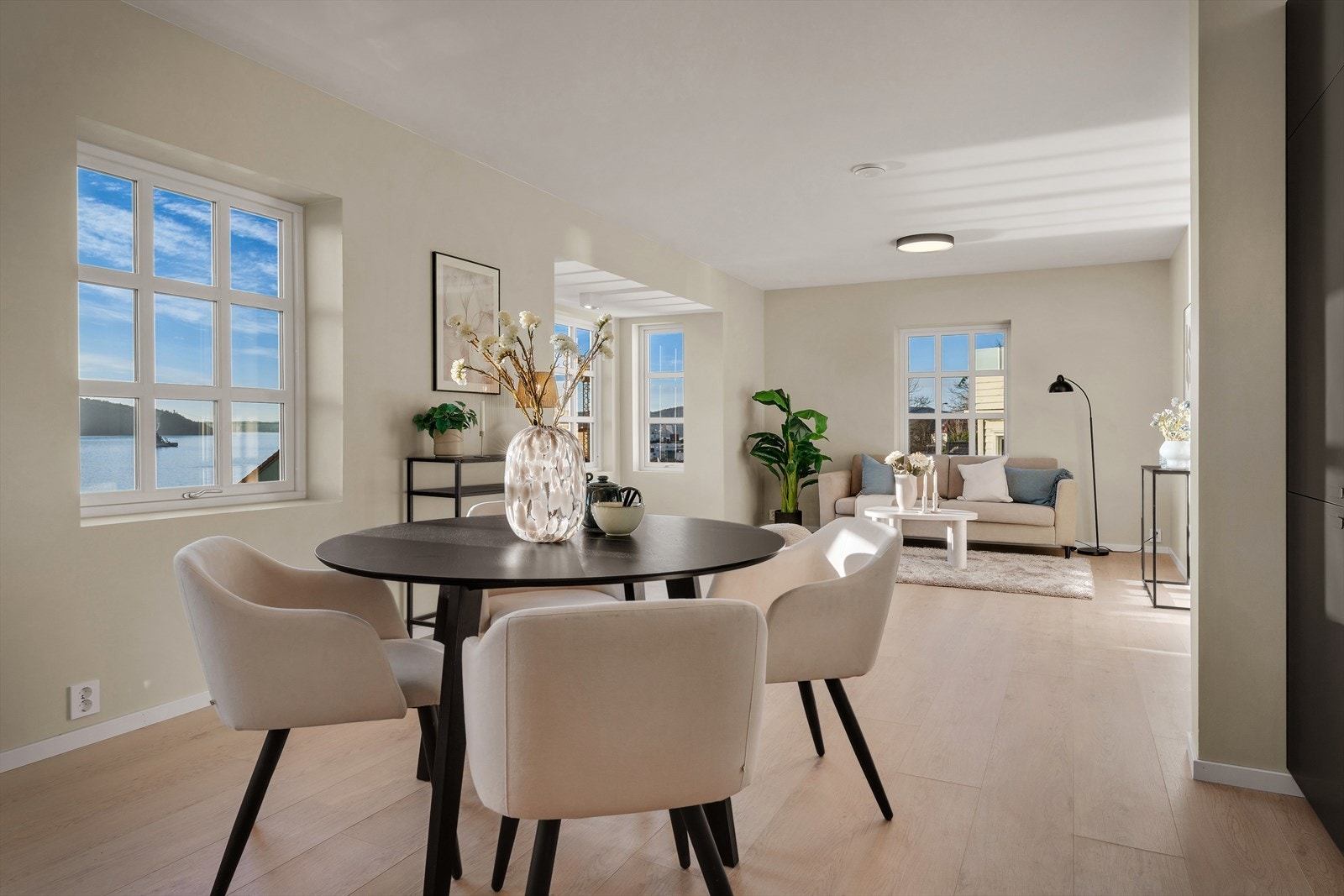 Ved siden av kjøkkenet er det plass til spisebord. Galleribilde