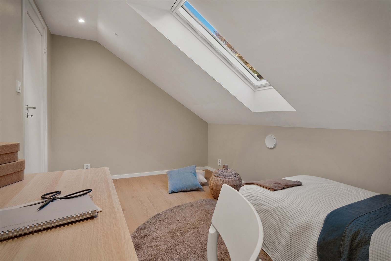 Etasjen er utstyrt med flere store takvinduer som gir godt med naturlig lys, for samtidig en behagelig atmosfære. Galleribilde