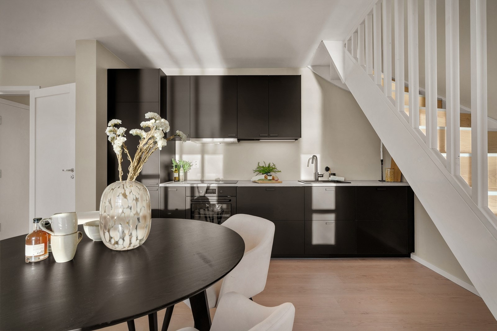 Kjøkkenet, nytt i 2025, er innredet med mørke glatte fronter og inneholder benkeplate av laminat, kjøl/fryseskap, oppvaskmaskin, platetopp, stekeovn, vannstoppsystem og komfyrvakt. Galleribilde