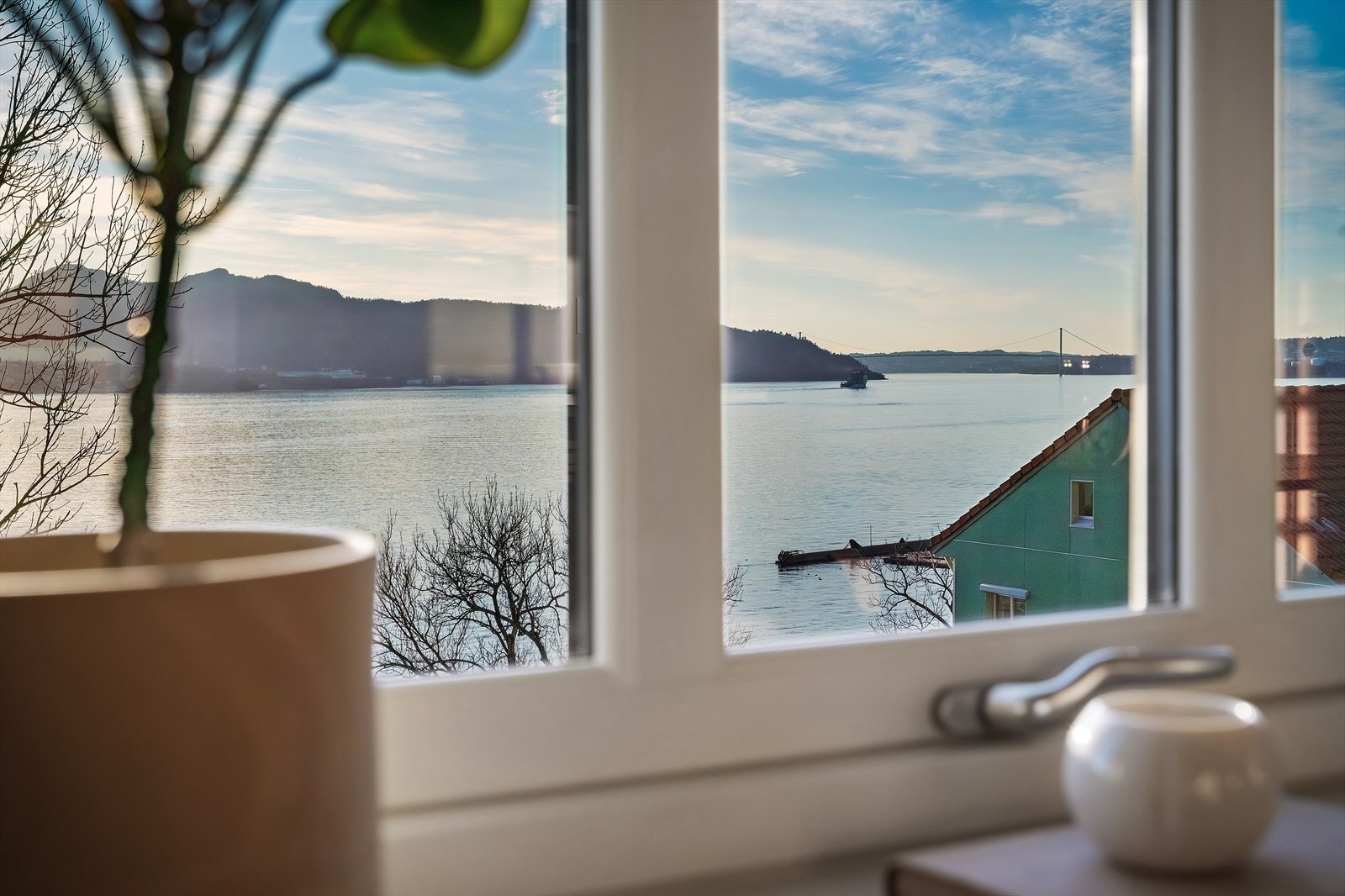 Her kan du sitte i sofagruppen og skue ut over innseilingen og Byfjorden. Galleribilde