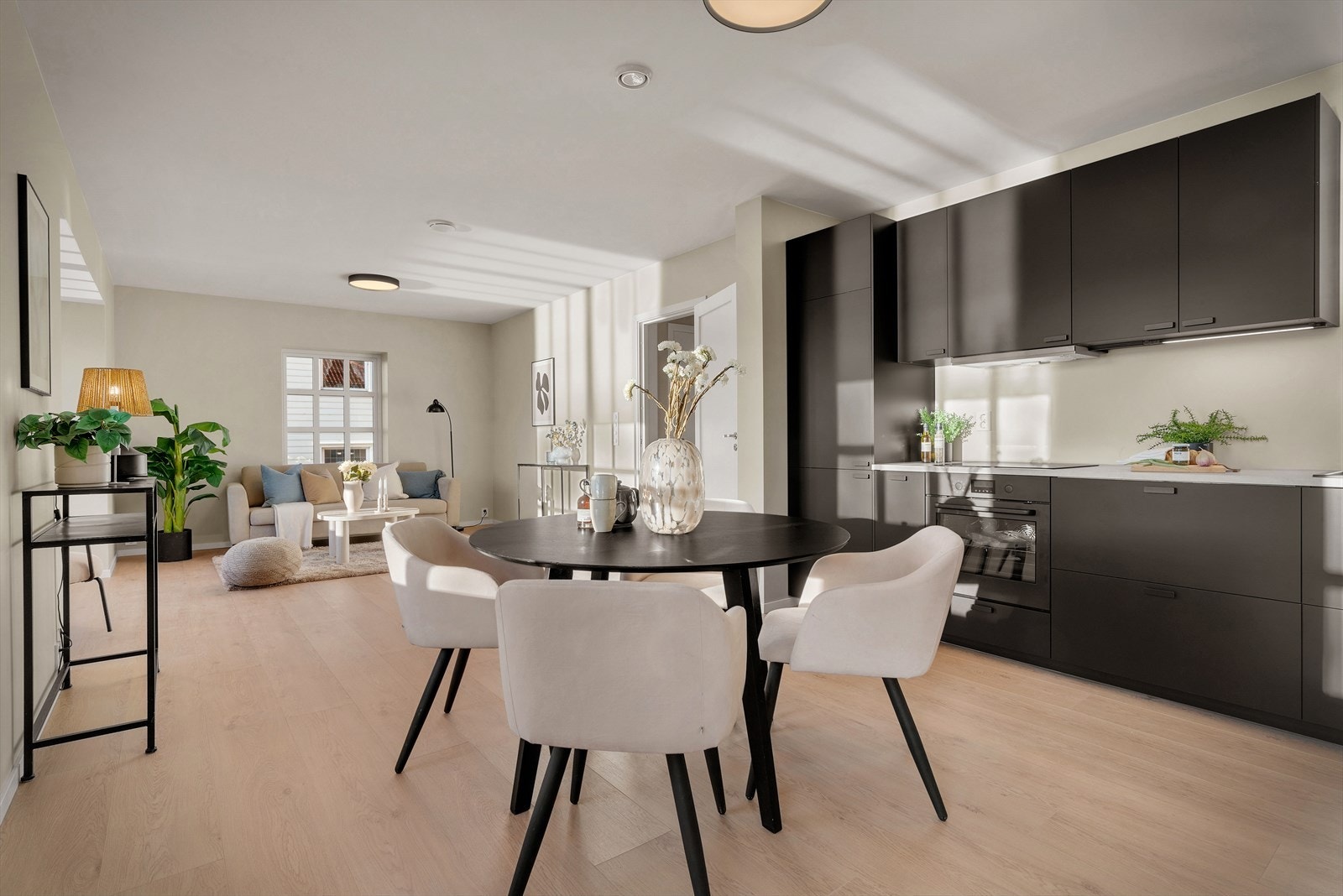 Leiligheten har det siste året gjennomgått betydelig oppussing og fått blant annet nytt kjøkken, bad og overflater. Galleribilde