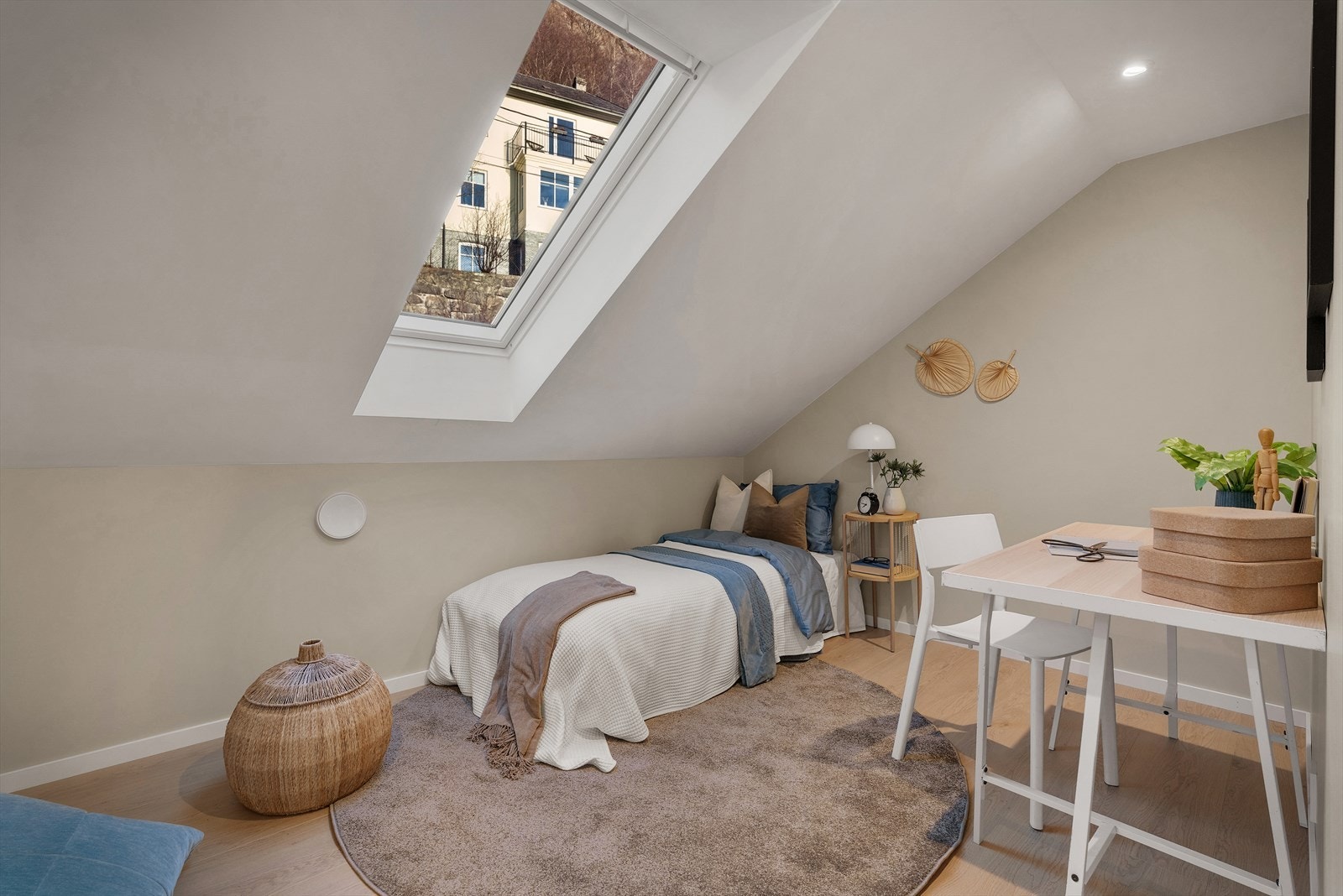 Tar man trappen videre opp til andre etasje, finner du et soverom, en loftstue og en super mulighet for ett ekstra soverom ved etablering av lettvegg. Galleribilde