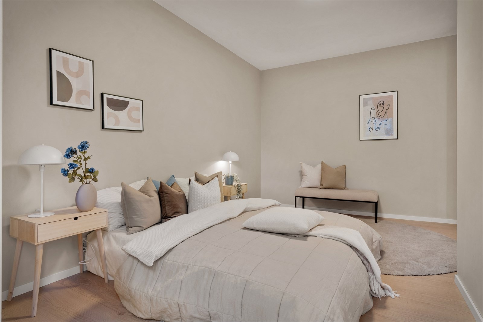 Boligens hovedsoverom er av god størrelse og har plass til stor seng, nattbord og ønsket garderobeløsning. Galleribilde