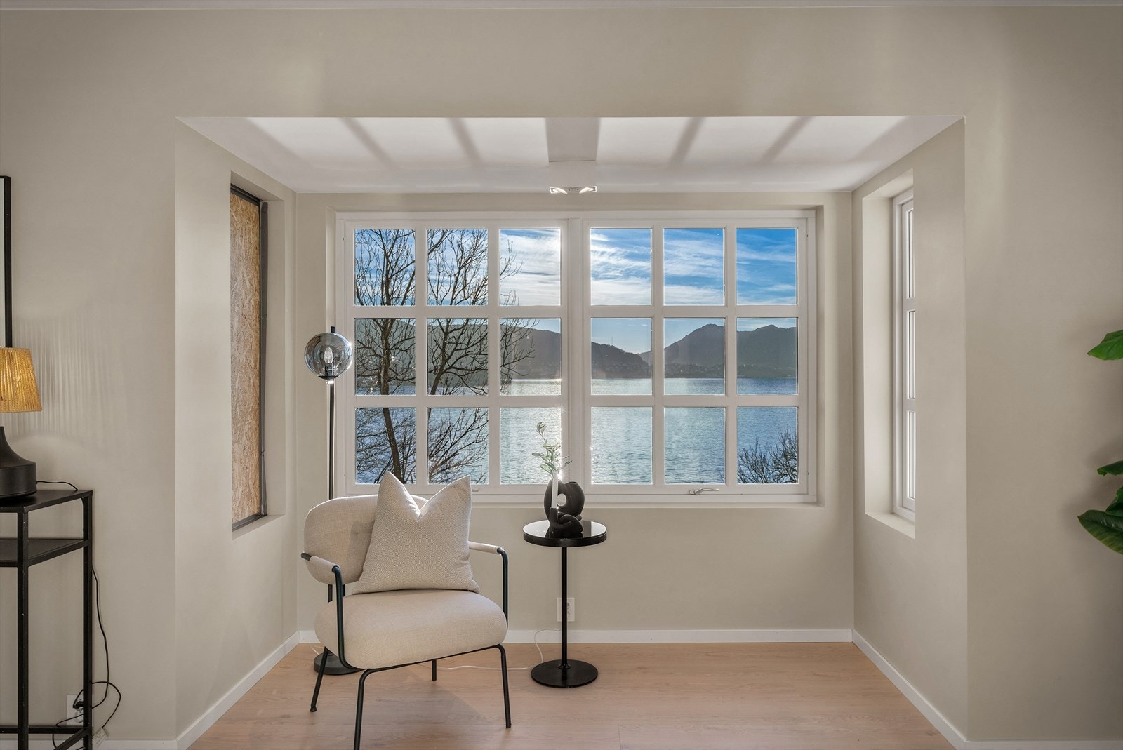 Stuen er malt i lyse farger, har lekkert lyst laminat og flere store vinduer som gir godt med naturlig lys. Galleribilde