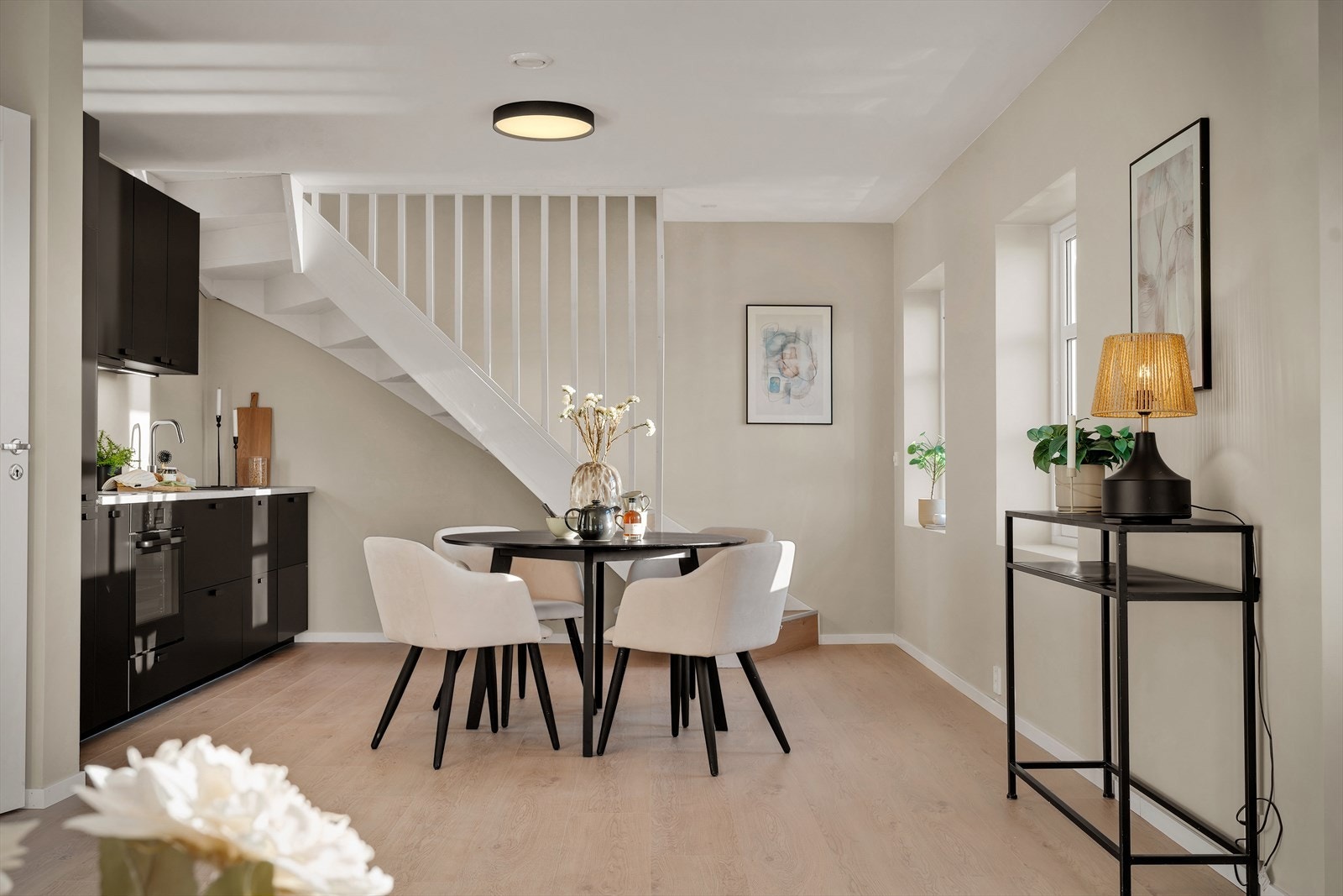 Her kan gjestene nyte en bedre middag, for samtidig holde praten gående med kokken som kokkelerer på kjøkkenet. Galleribilde