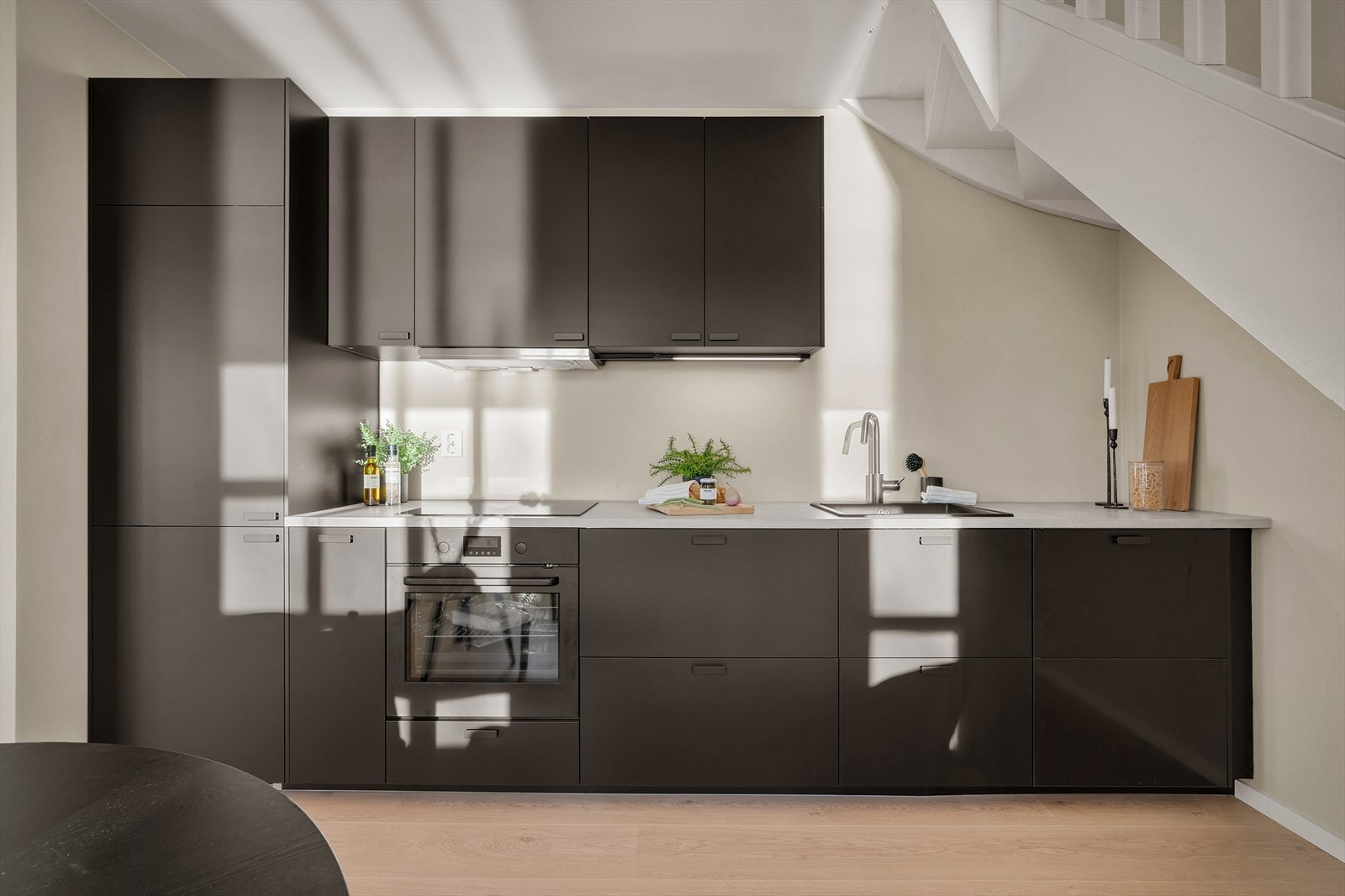 Kjøkkenet er utstyrt med flere gode skap som holder arbeidsflatene ryddig. Galleribilde