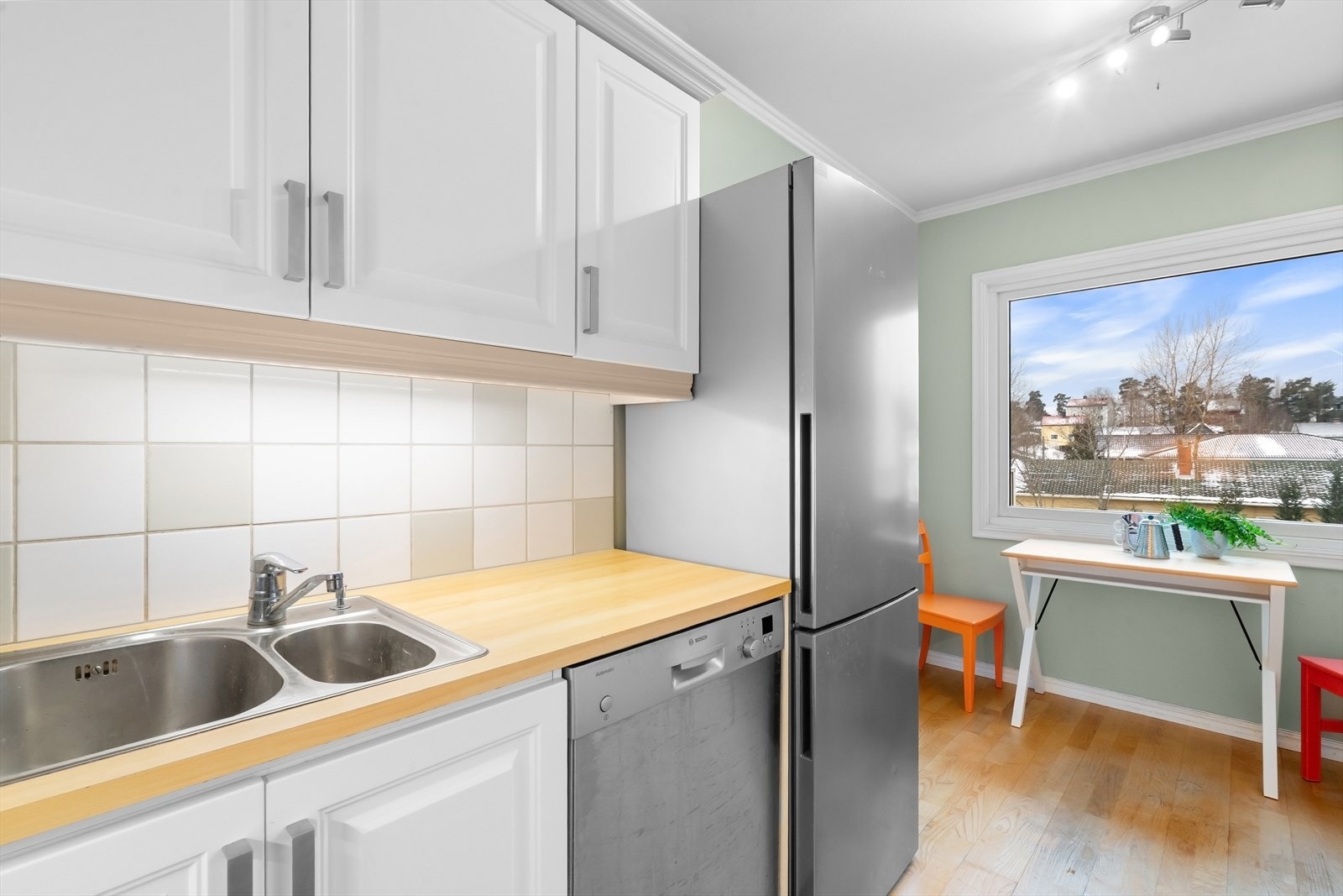 Legg merke til det fine utsynet fra kjøkkenet. Galleribilde