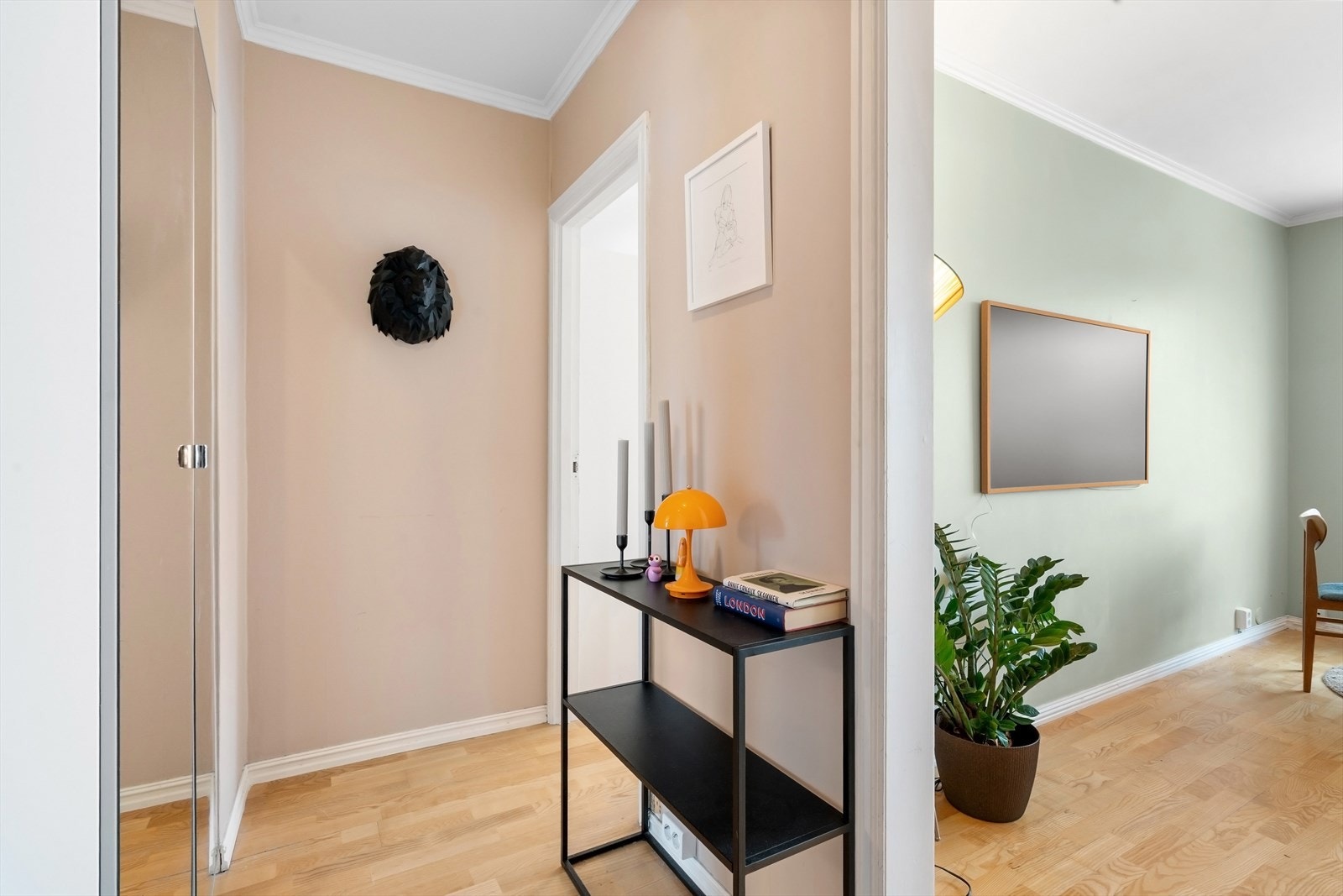 Fra entré inn til soverom. Galleribilde