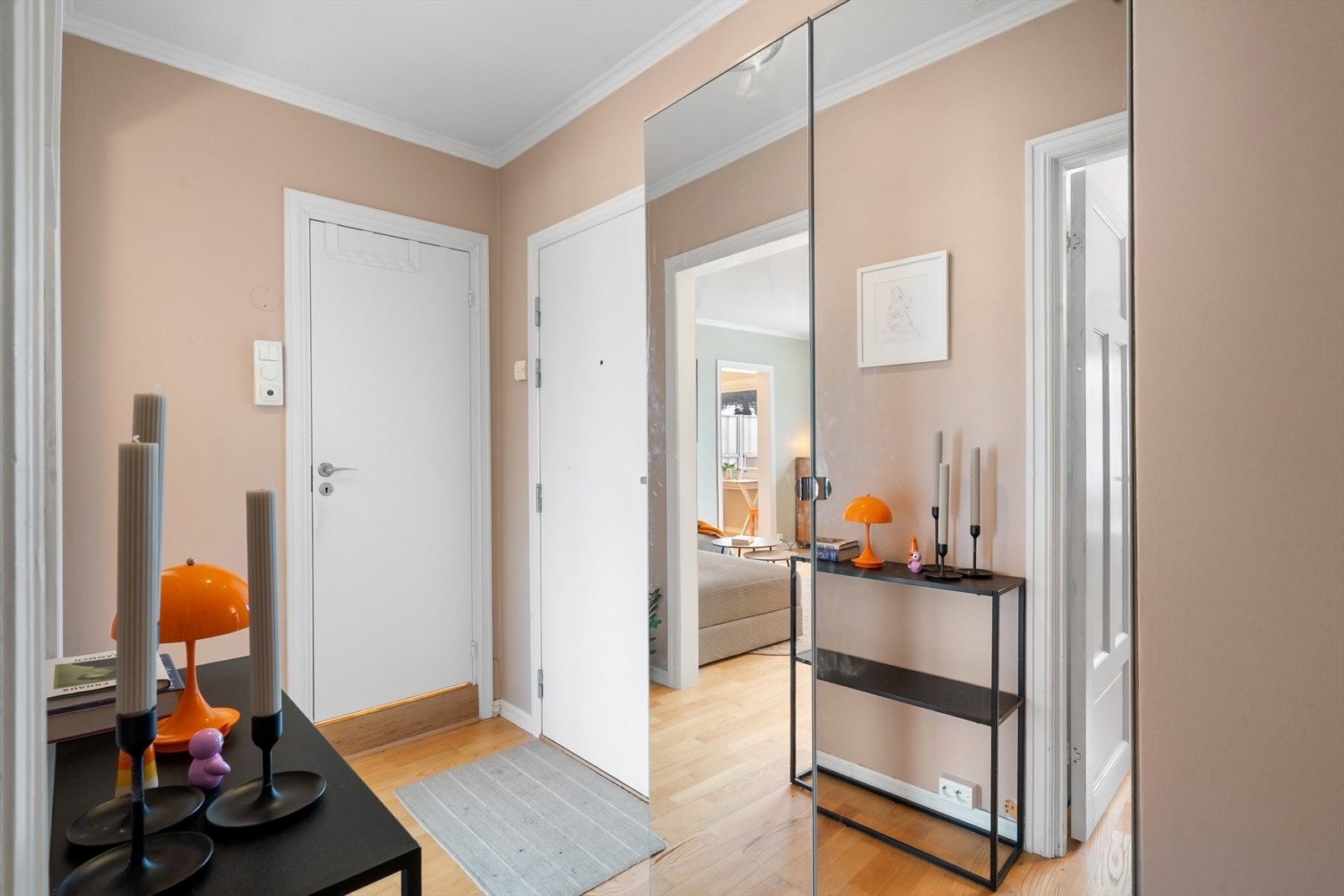 Entré har plass til både hylleløsning og garderobeskap. Leiligheten disponerer en kjellerbod og en loftsbod. Galleribilde