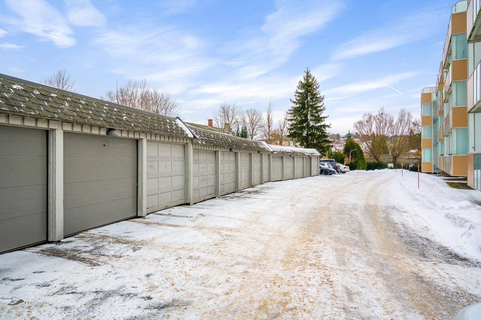 Mulighet for å søke om parkeringsplass og garasje. Fordeling etter venteliste/ansiennitet. Selger opplevde selv å få tildelt plass nokså raskt. Galleribilde