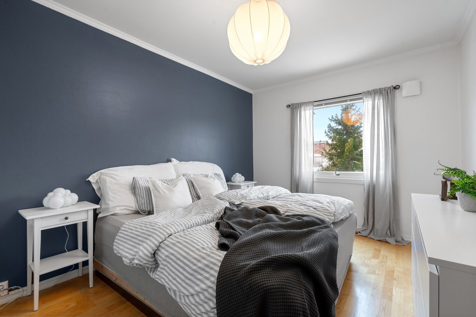 Soverom er av god størrelse og det er god plass til stor dobbeltseng. Hyggelig, grønt utsyn. Galleribilde