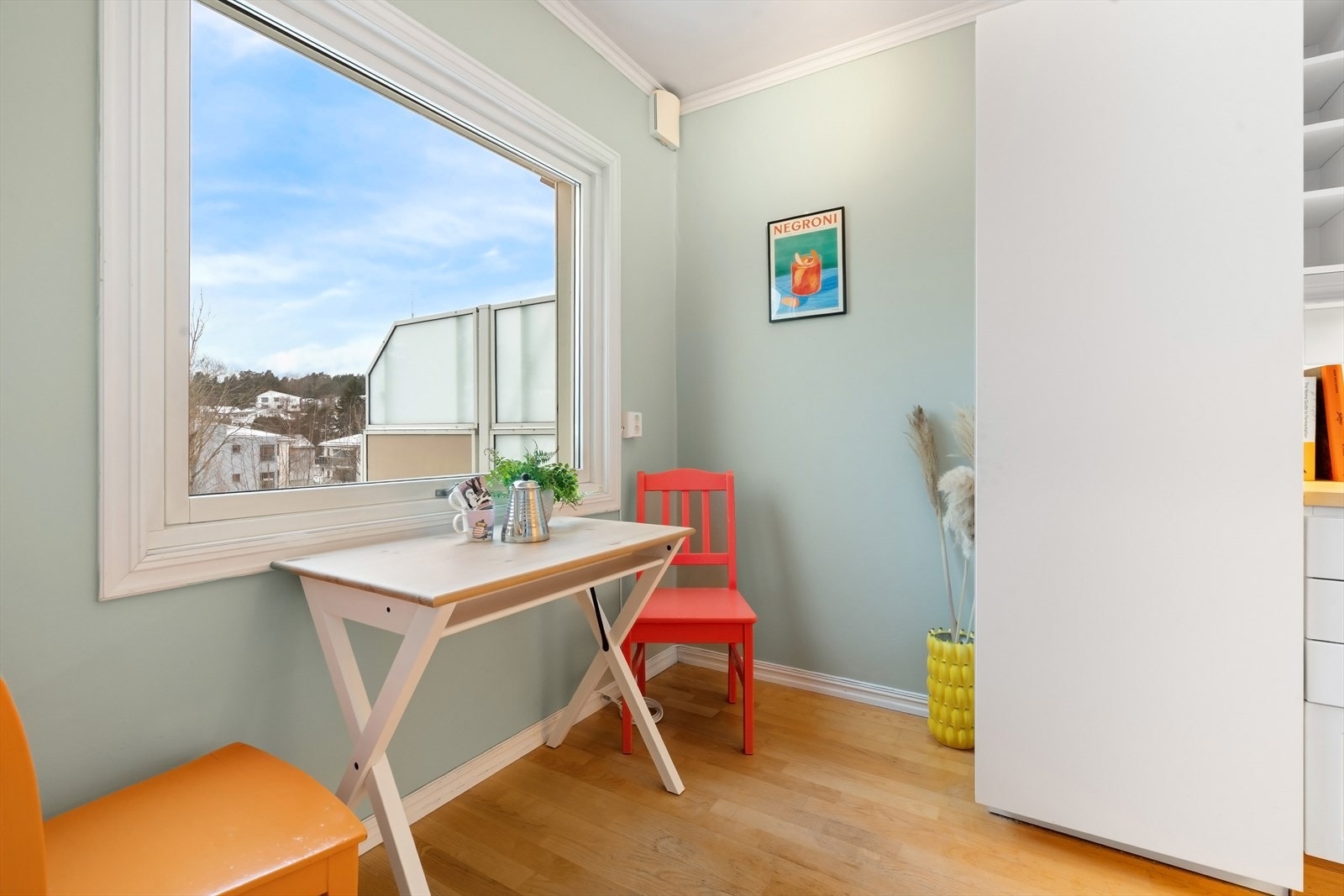 Kjøkken med hyggelig spiseplass ved vindu. Galleribilde