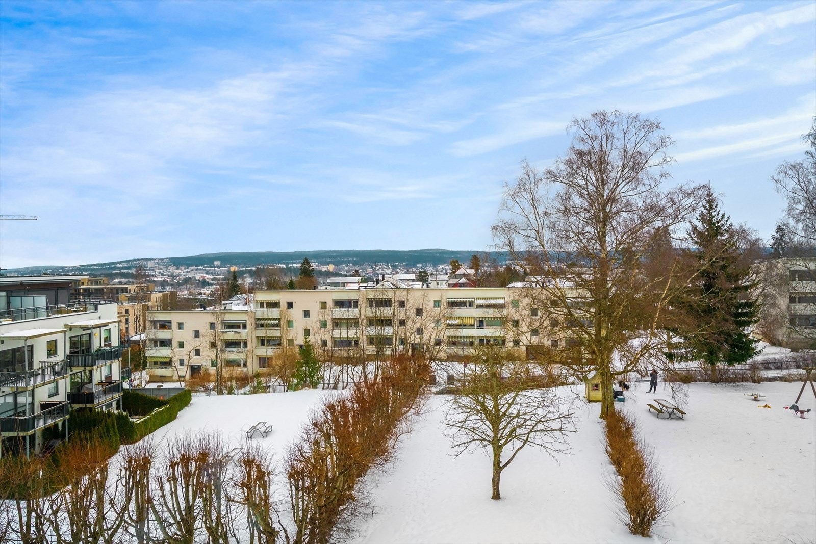 Hyggelig og åpent utsyn fra balkongen utover fellesarealer og over hustakene. Galleribilde