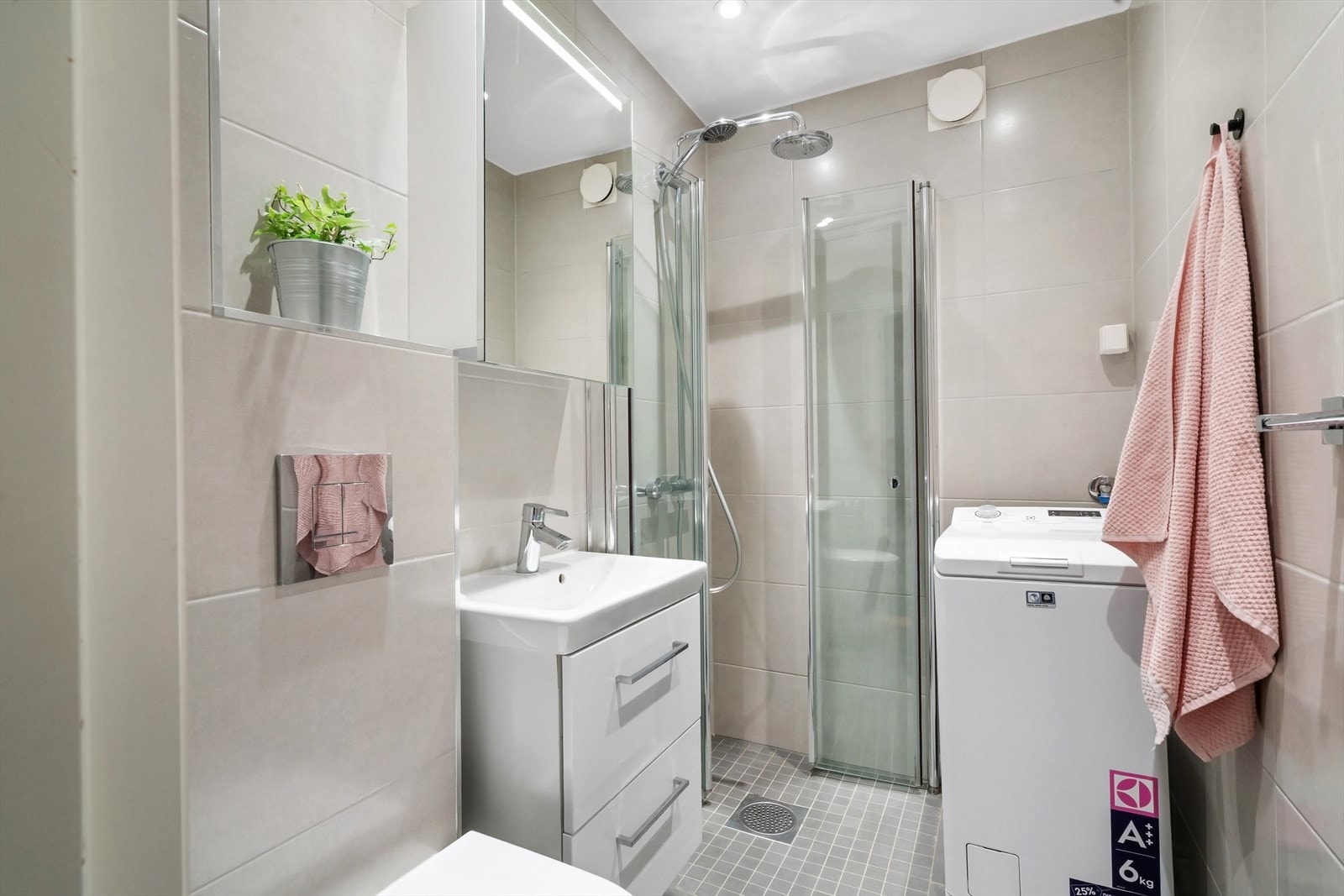 Bad pusset opp i 2016 med varmekabler i gulv og opplegg for vaskemaskin. Det er i tillegg fellesvaskeri i kjelleren. Galleribilde