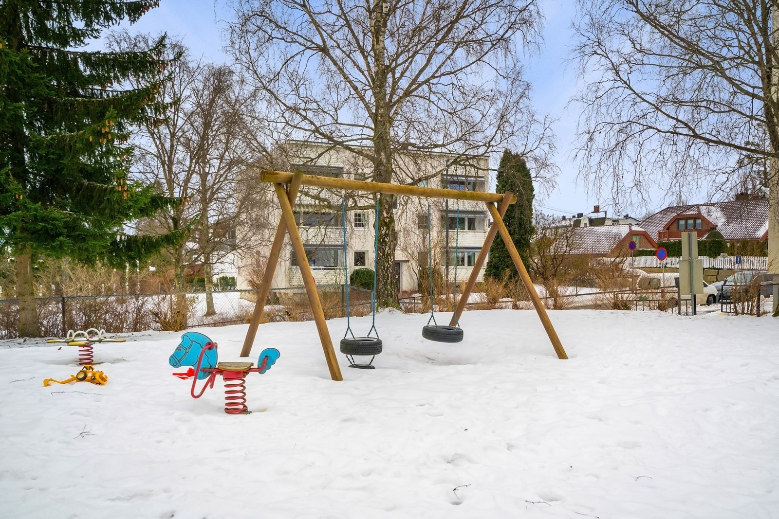 Fine fellesarealer med plen, lekeplass og sittegrupper. Galleribilde