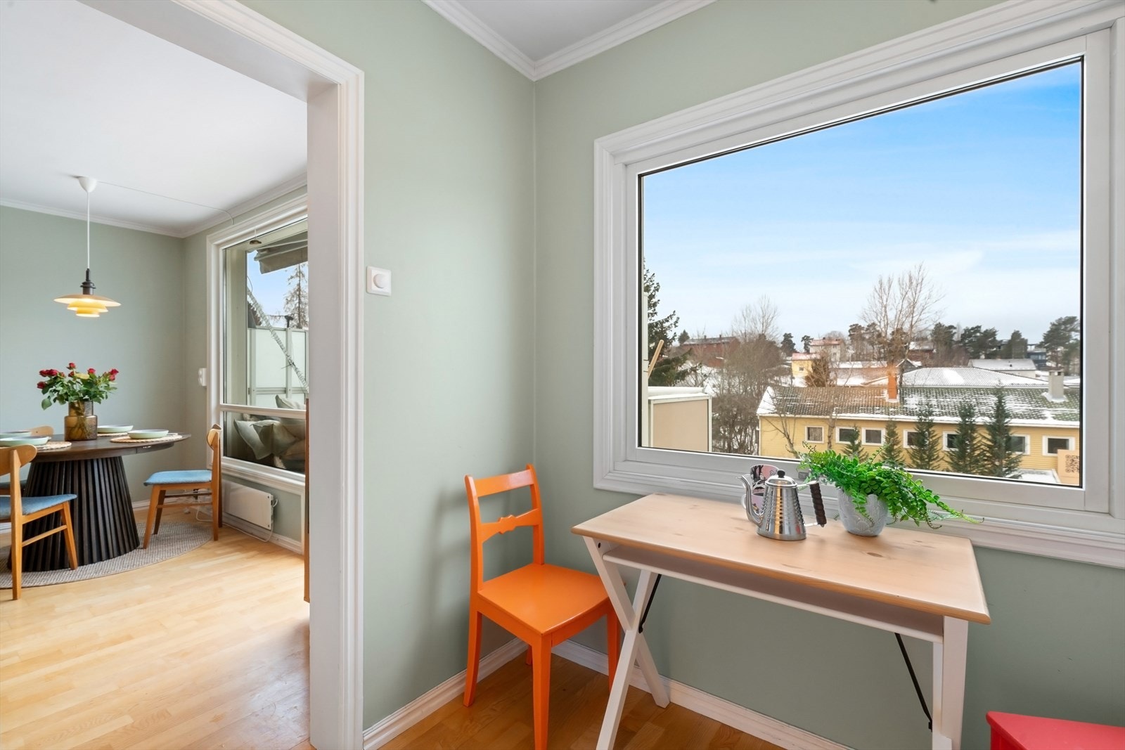 Fra stue er det inn til separat kjøkken. Galleribilde