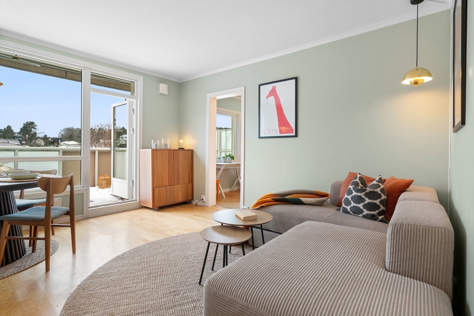 Leiligheten ligger usjenert, høyt og fritt til uten direkte innsyn. Galleribilde