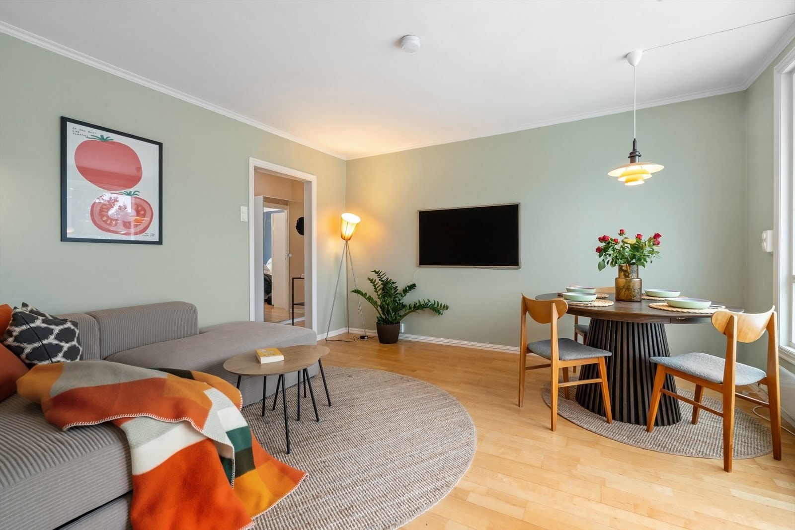 Stue med delikate, lyse farger og plass til både sofagruppe og spisebord. Galleribilde