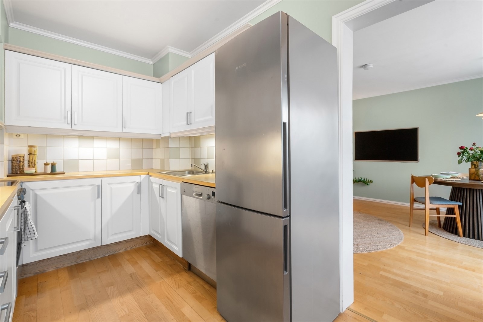 Oppvaskmaskin, vaskemaskin, kombiskap og stekeovn medfølger. Galleribilde