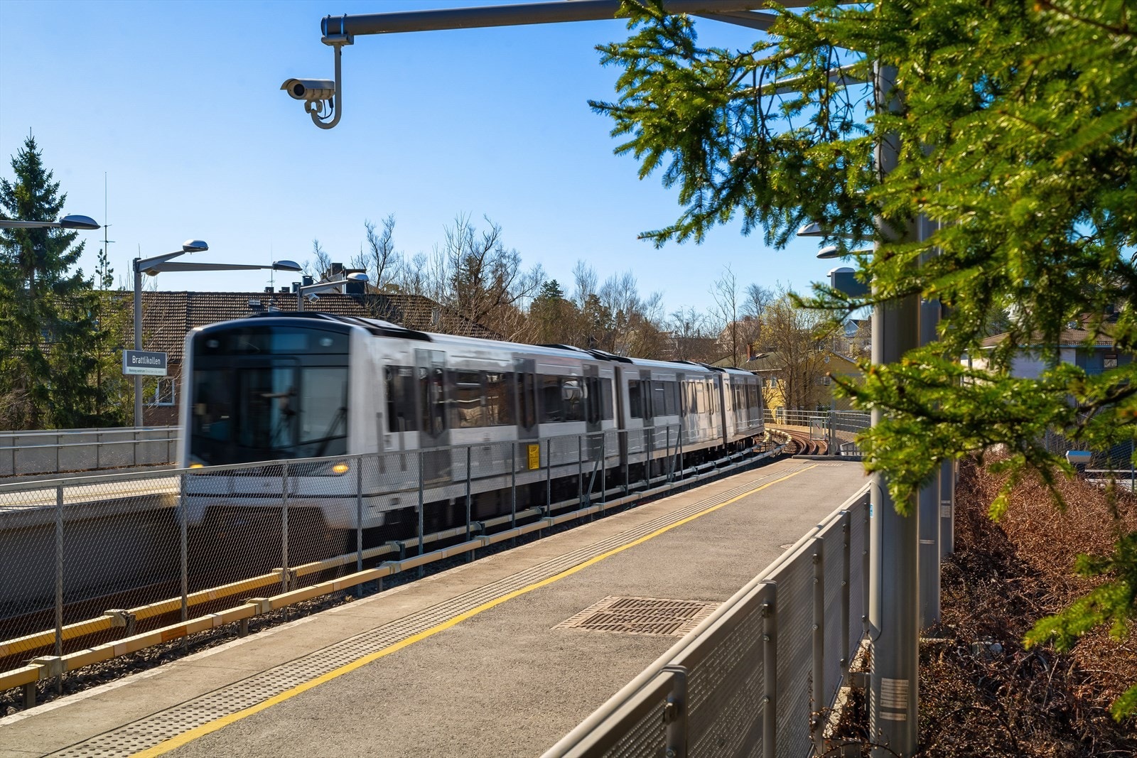 Ca. 350 meter til Brattelikollen T-Bane. I tillegg går det buss fra Sandstuveien til sentrum. Galleribilde