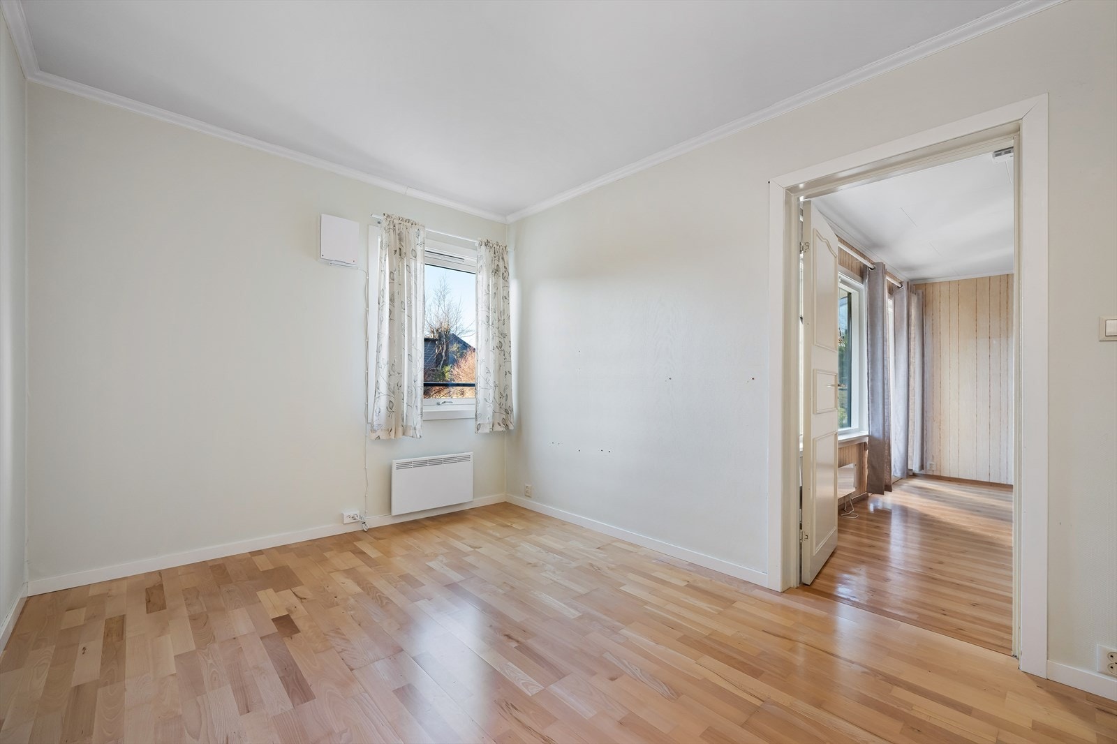 Hovedsoverom ved stuen har balanser ventilasjon i vegg. Galleribilde