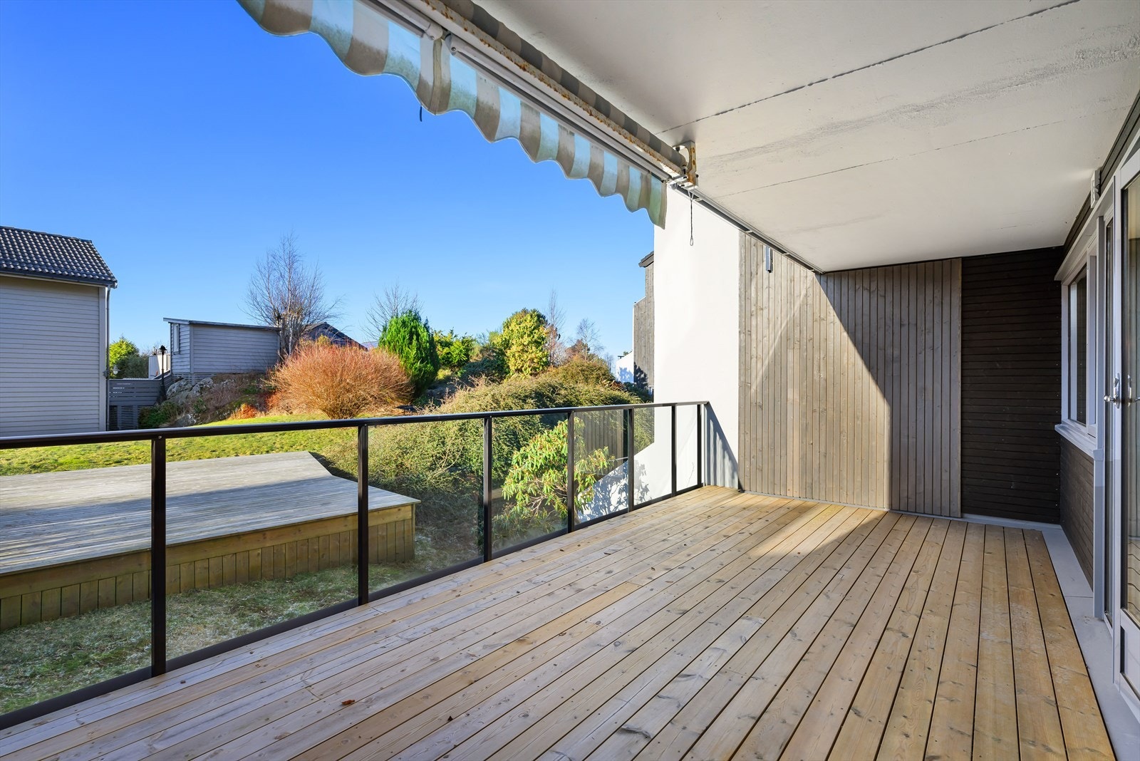 Utgang fra stuen til lun og solrik terrasse på 25 kvm. Galleribilde