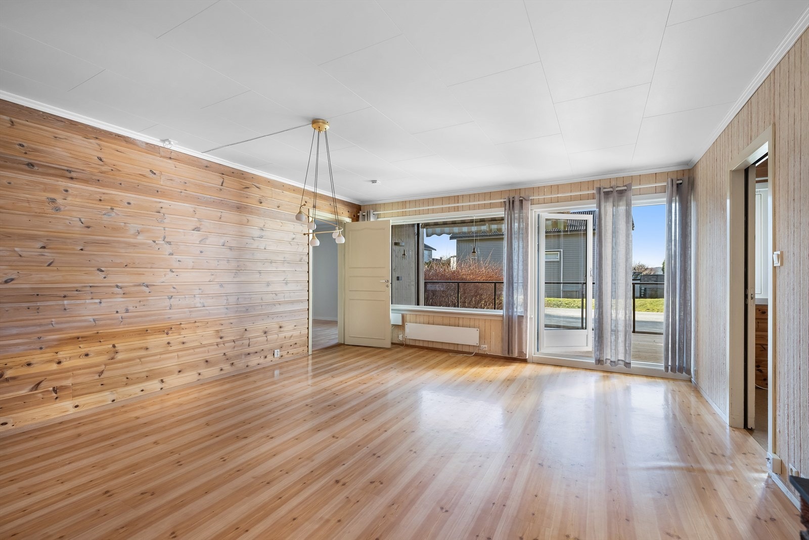 Stuen er av god størrelse og har direkte tilgang til en solrik terrasse. Galleribilde