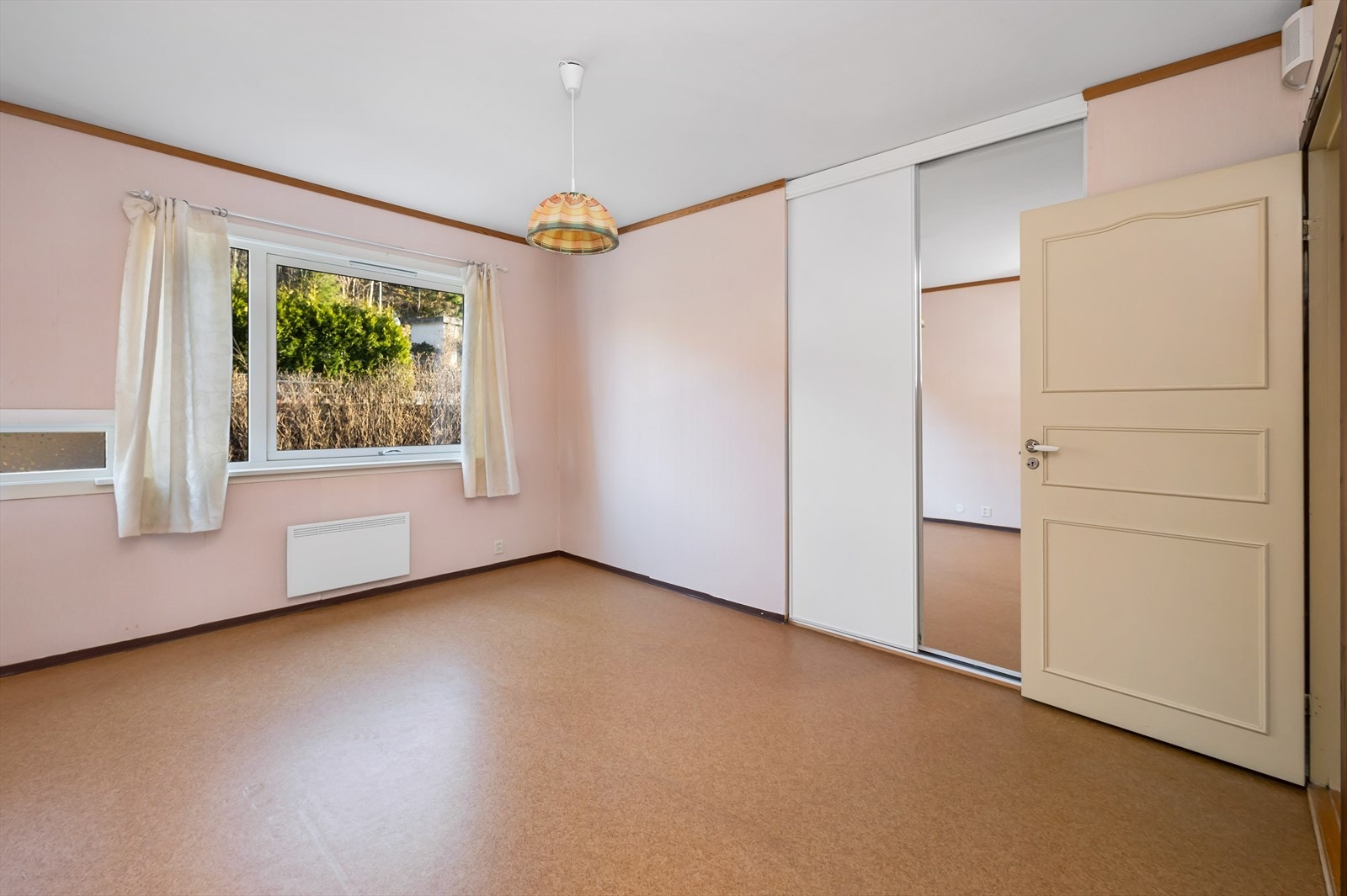 Soverom 2 med skyvedørsgarderobe. Galleribilde