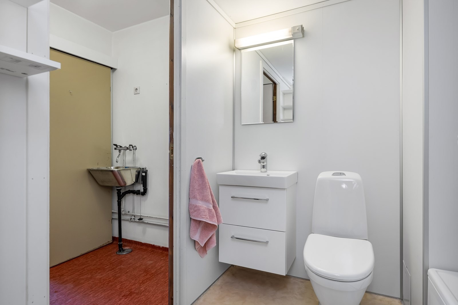 Badet ligger vegg i vegg med vaskerommet. Galleribilde