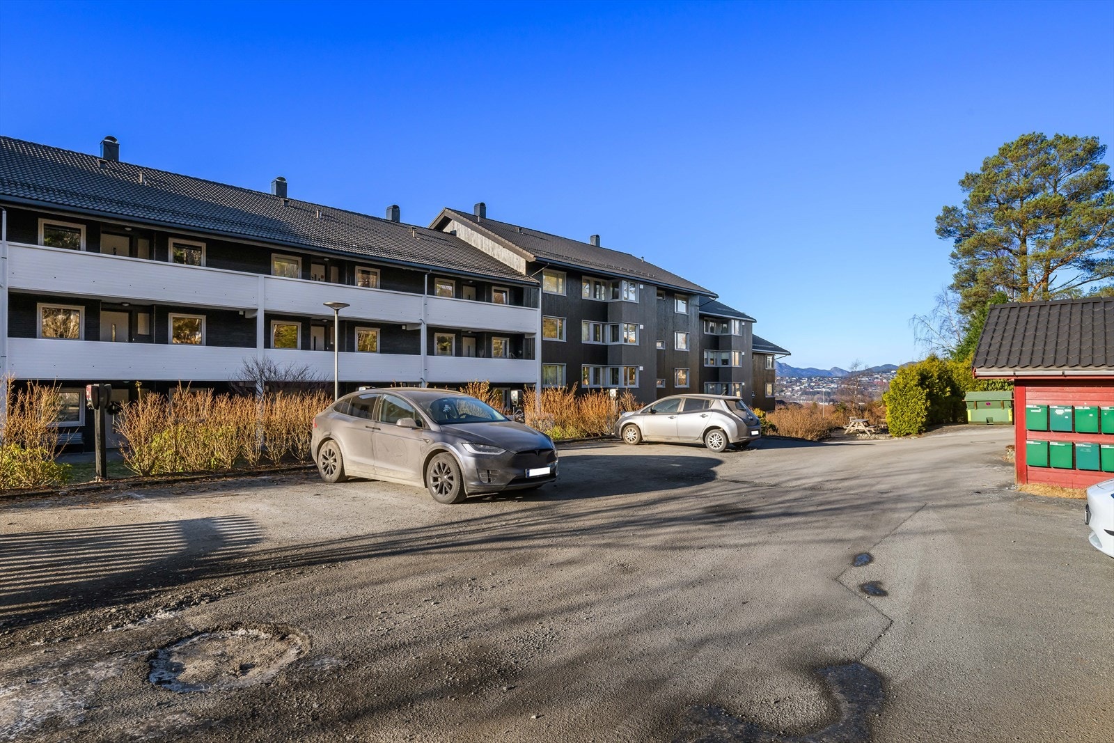 Felles parkeringsplass med lademuligheter. Galleribilde