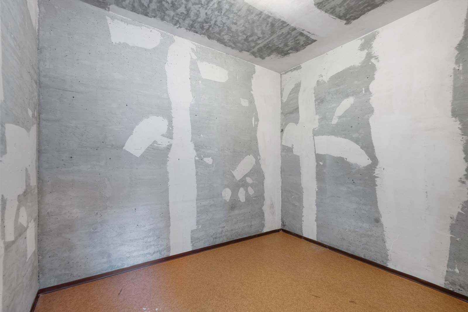 Bod/garderoberom med inngang fra hovedsoverommet. Galleribilde