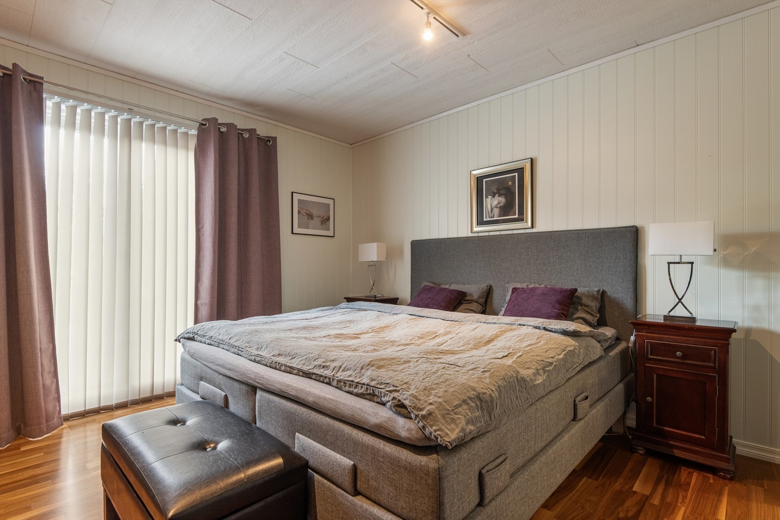 Hovedsoverom i 1. etasje med god plass til dobbeltseng og tilhørende møbler. Direkte utgang til uteplass Galleribilde