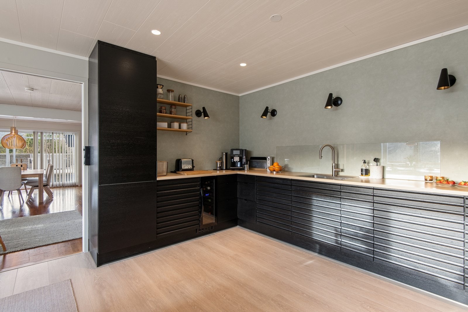 Kjøkkenet har moderne innredning fra Aubo med profilerte fronter, benkeplate av laminat og glassplater montert i sprutsonen. Galleribilde