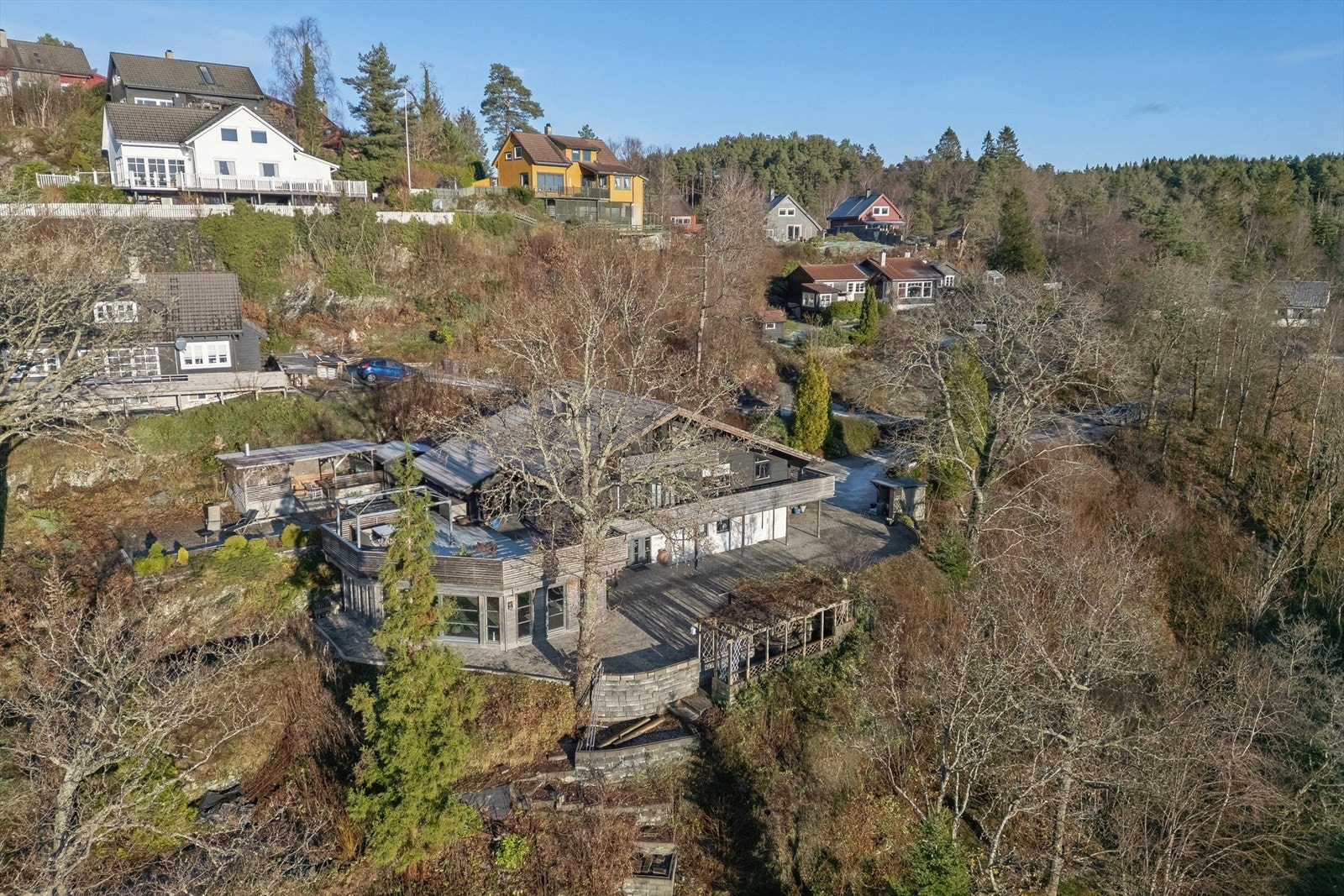 Eiendommen har også sentral beliggenhet med kort kjøretur til Sagvåg, Leirvik og Heiane handelsområde. Galleribilde