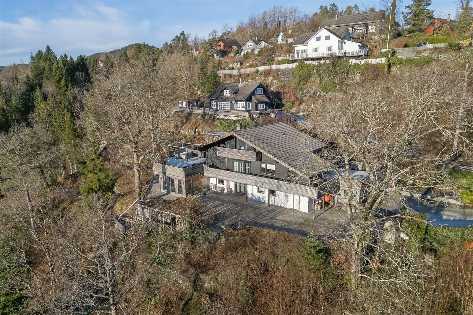 Eiendommen ligger i et etablert boligområde med naturskjønne omgivelser. Galleribilde