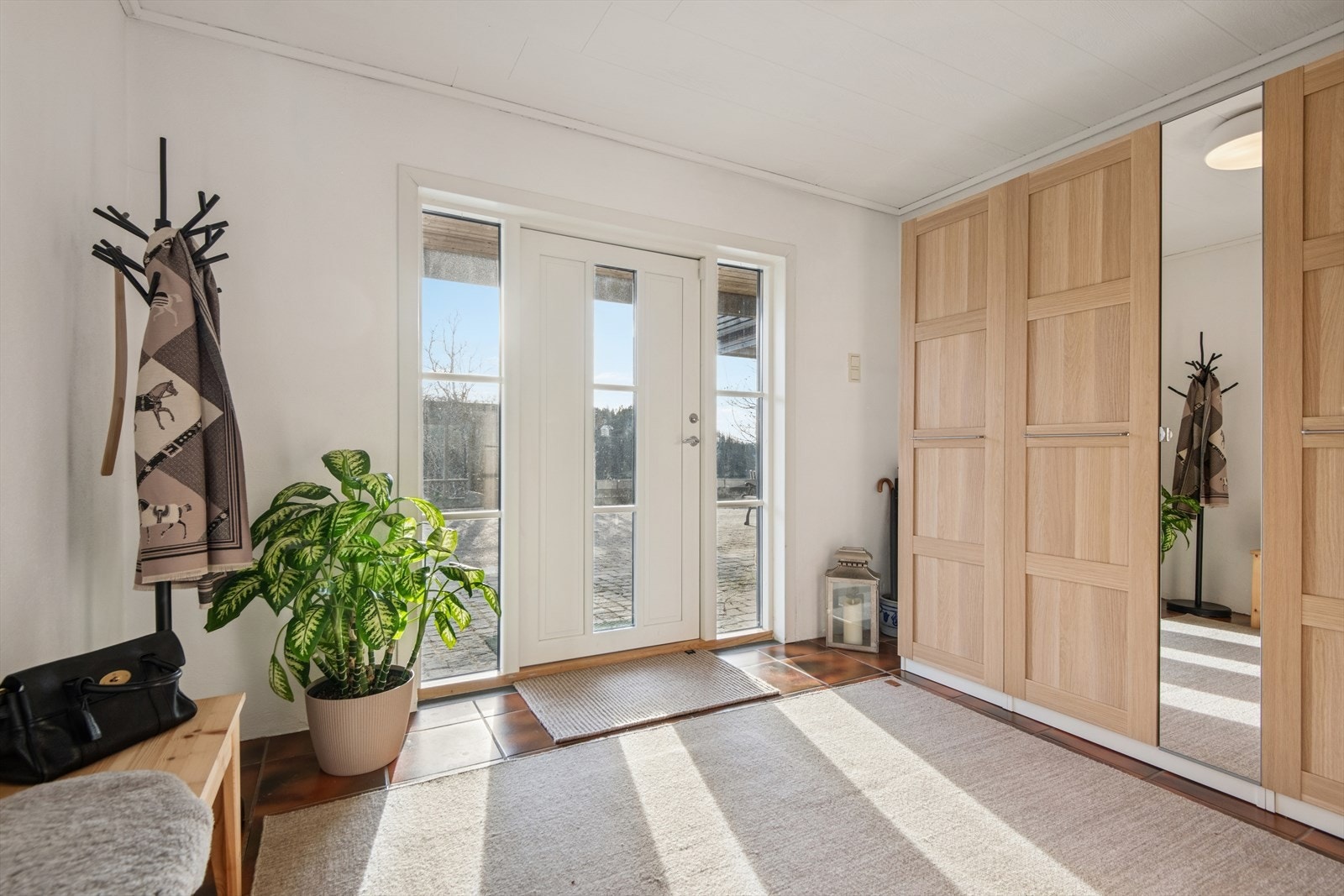 Romslig og innbydende inngangsparti i underetasjen. Galleribilde