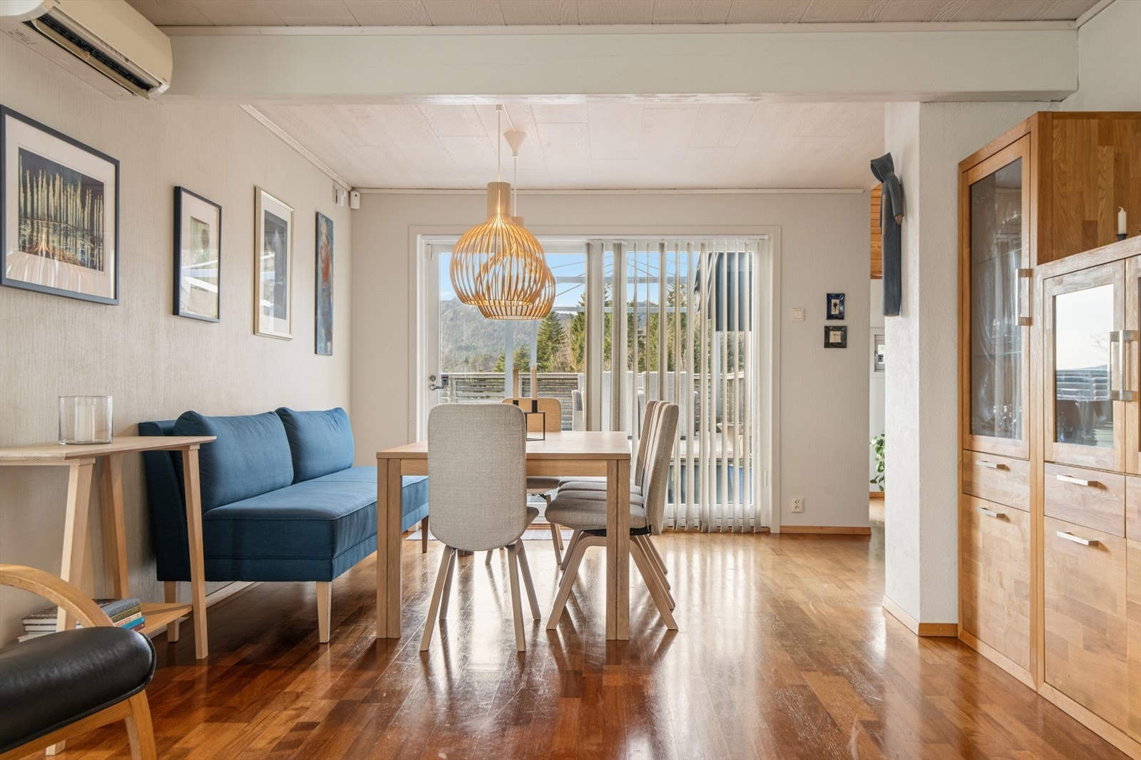 Stor og innbydende spiseplass hvor du enkelt kan dekke til mange, perfekt for både hverdagsmiddager og festlige anledninger. Galleribilde