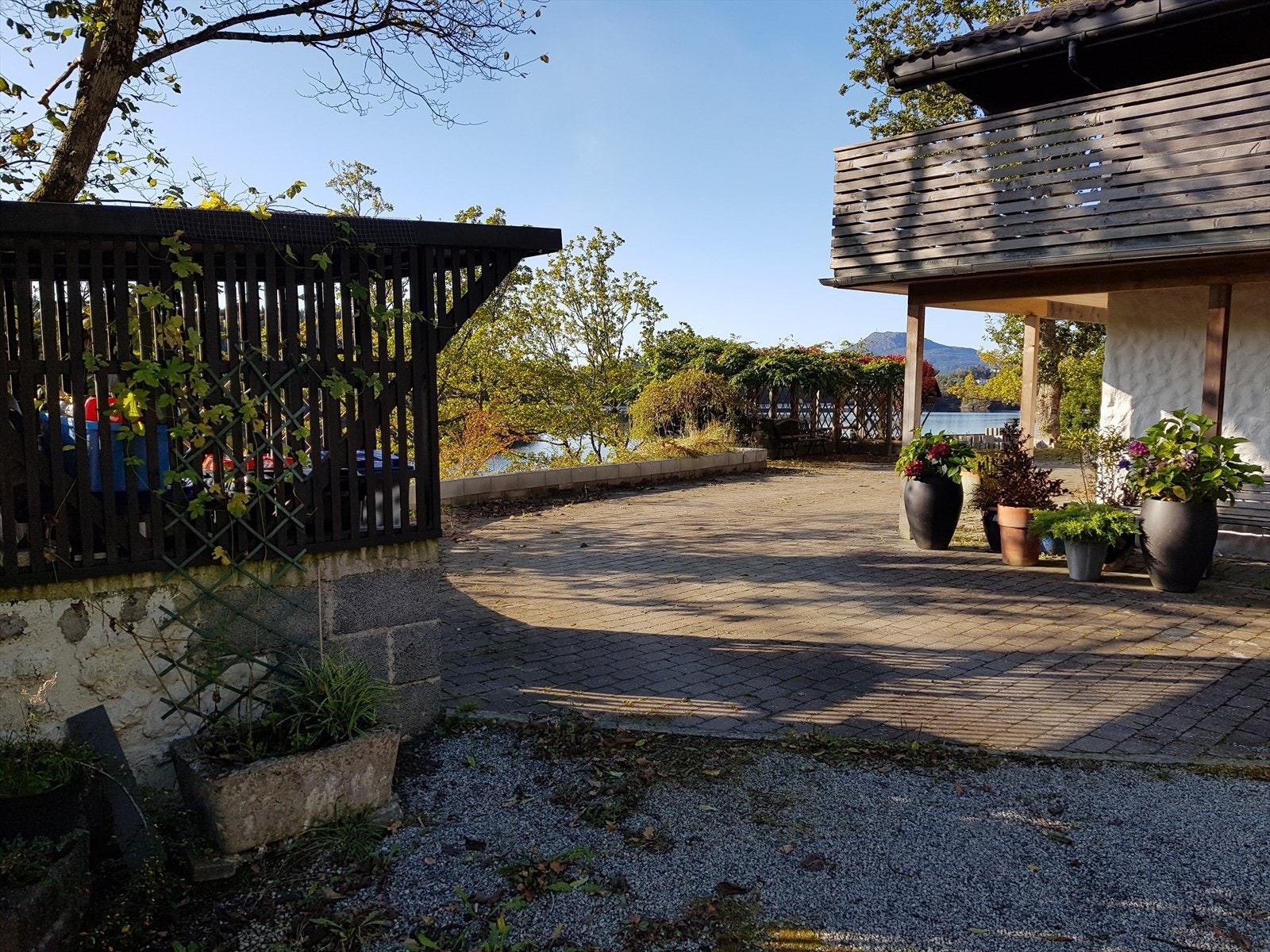 Steinbelagt uteområde. Galleribilde