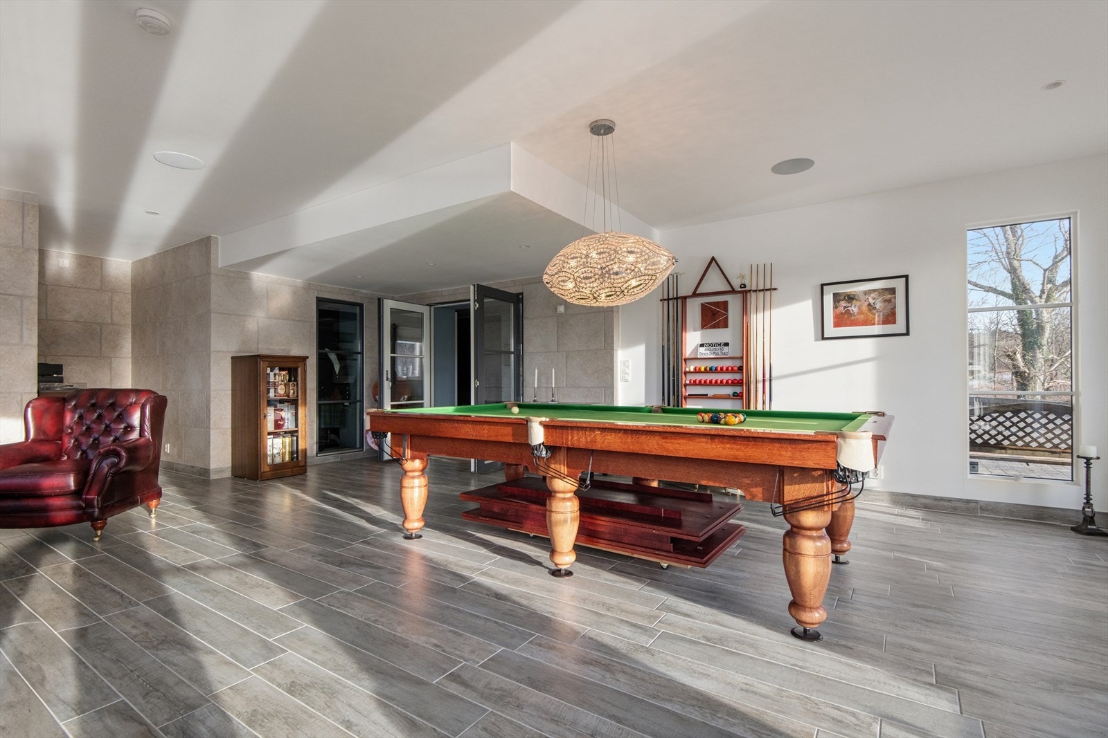 Rikelig plass til biljardbord, spill og lek gjør dette til et herlig utfoldelsesrom for hele familien. Galleribilde