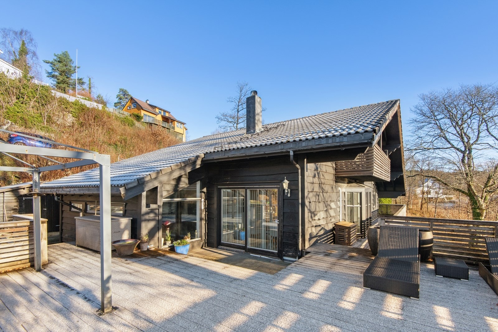 Den store terrassen gir rikelig plass til flere sittegrupper, og gir gode muligheter for å nyte flotte sommerdager på egen uteplass i vakre omgivelser. Galleribilde