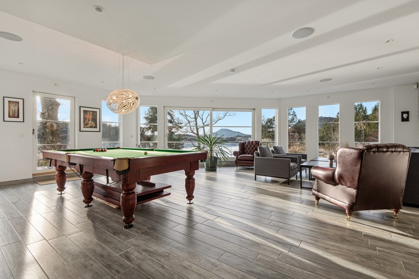 Underetasjen er påbygget med vinterhage. Galleribilde